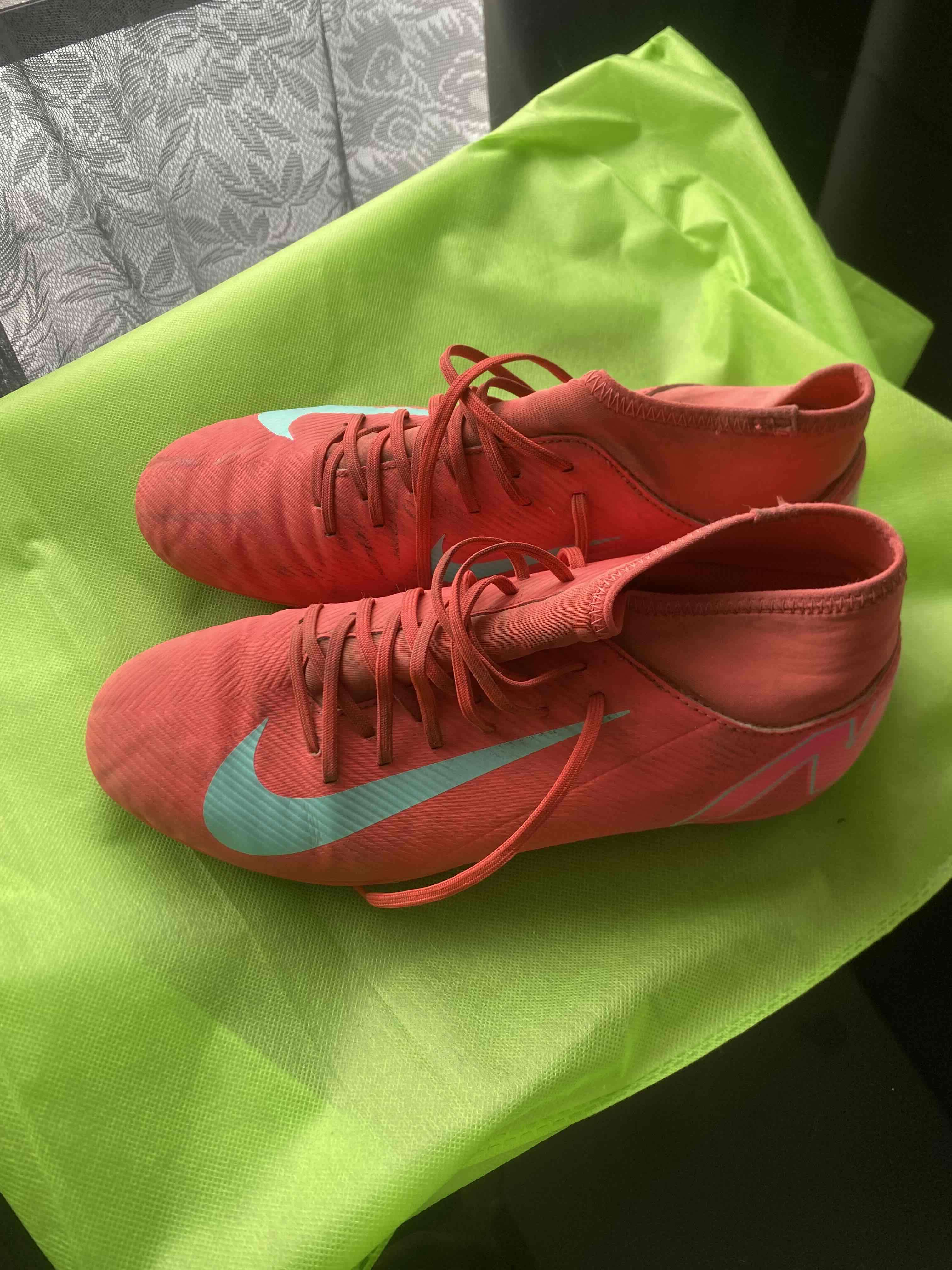 Zapatos de fútbol rojos y celestes - miniatura 4