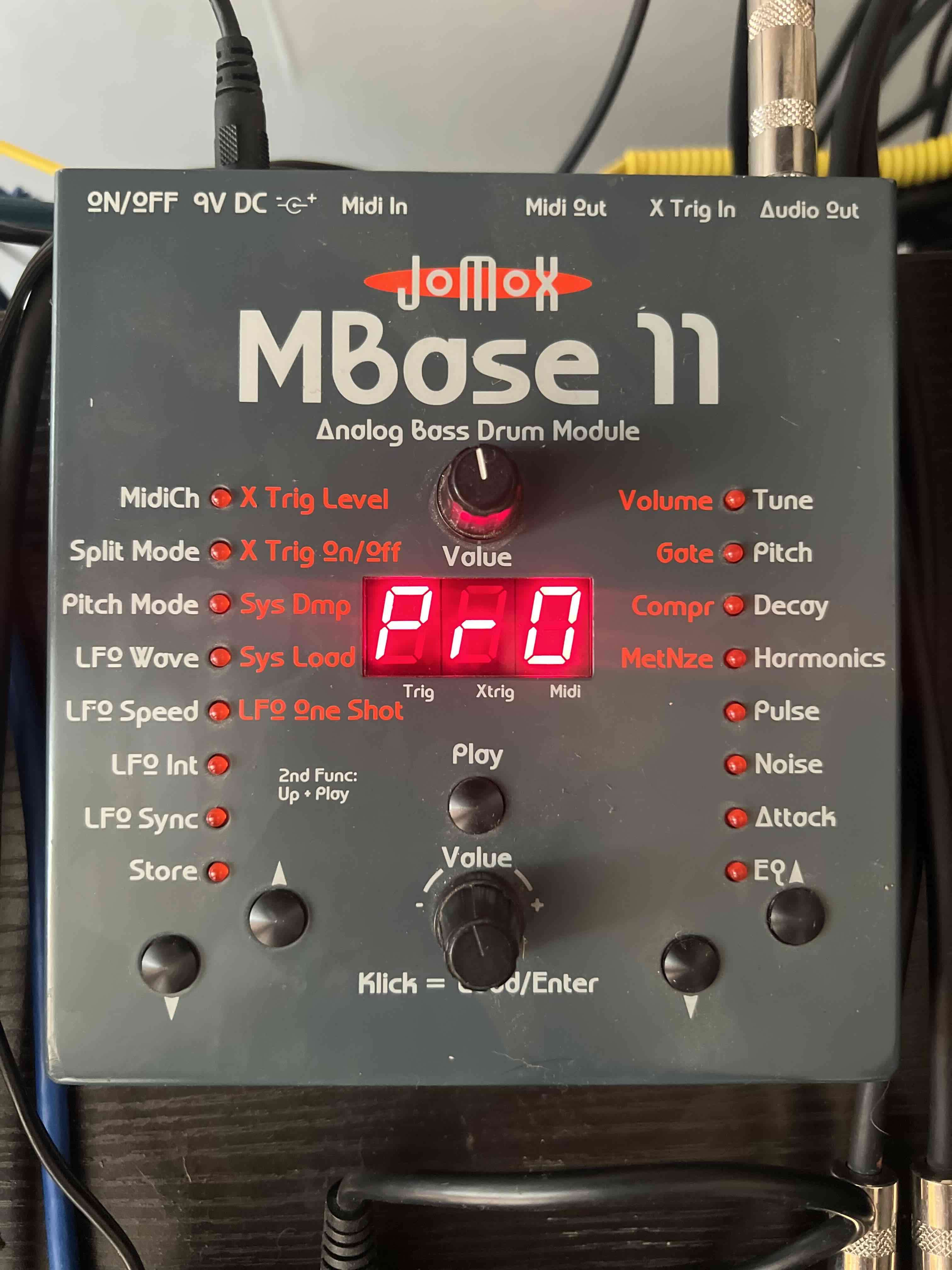 Sintetizador de kick JoMoX MBase 11