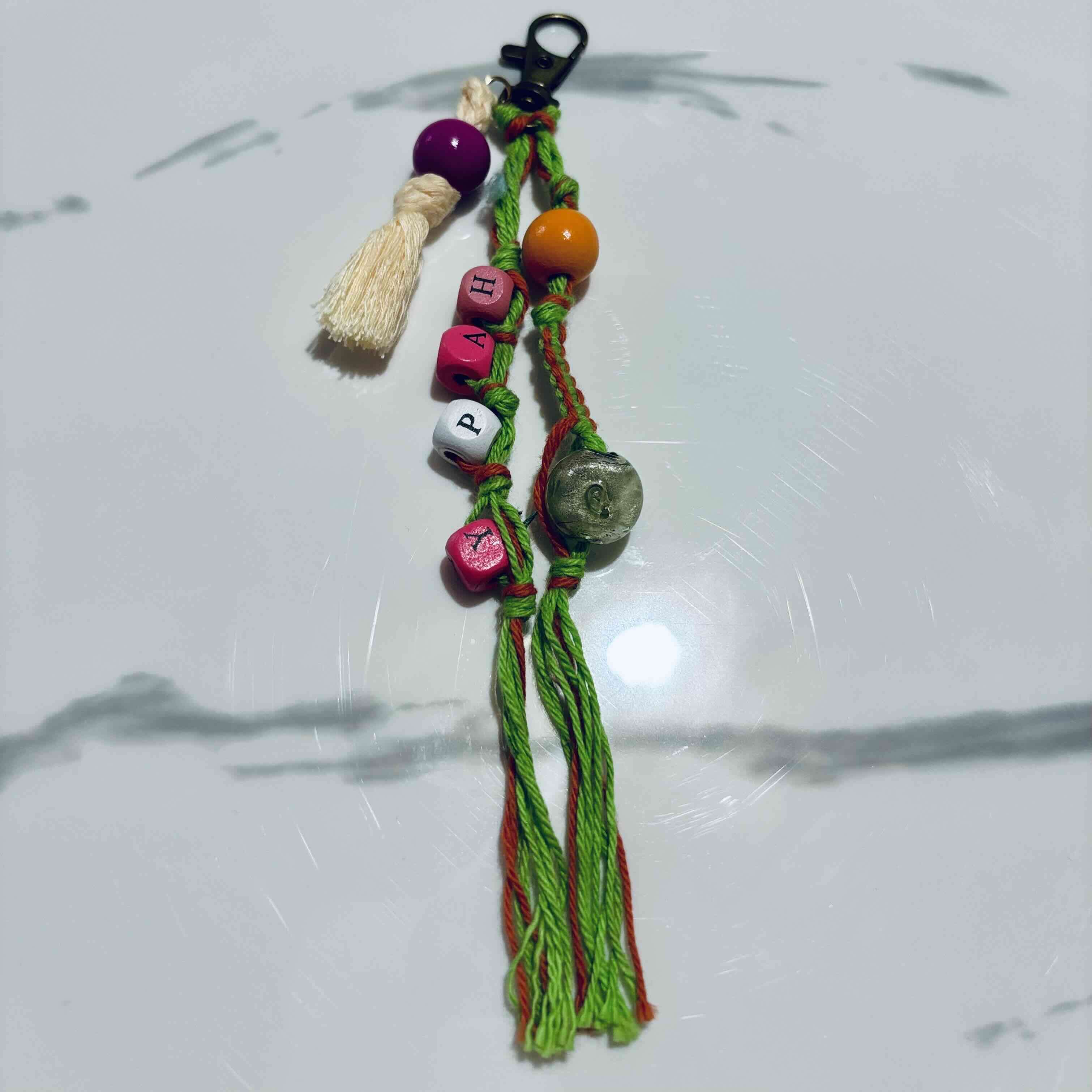 Llavero con abalorios coloridos