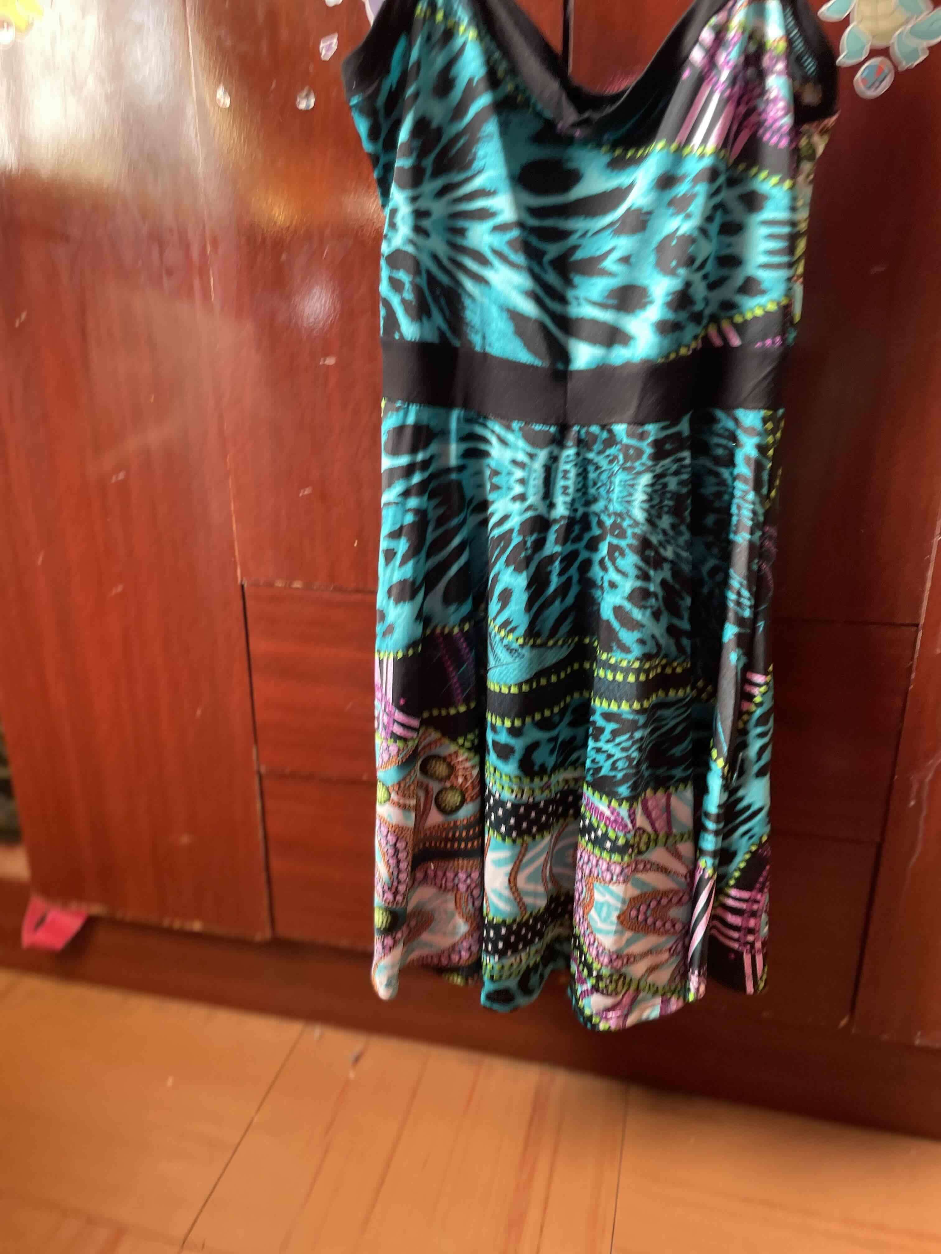 Vestido rojo elegante y de color - miniatura 5