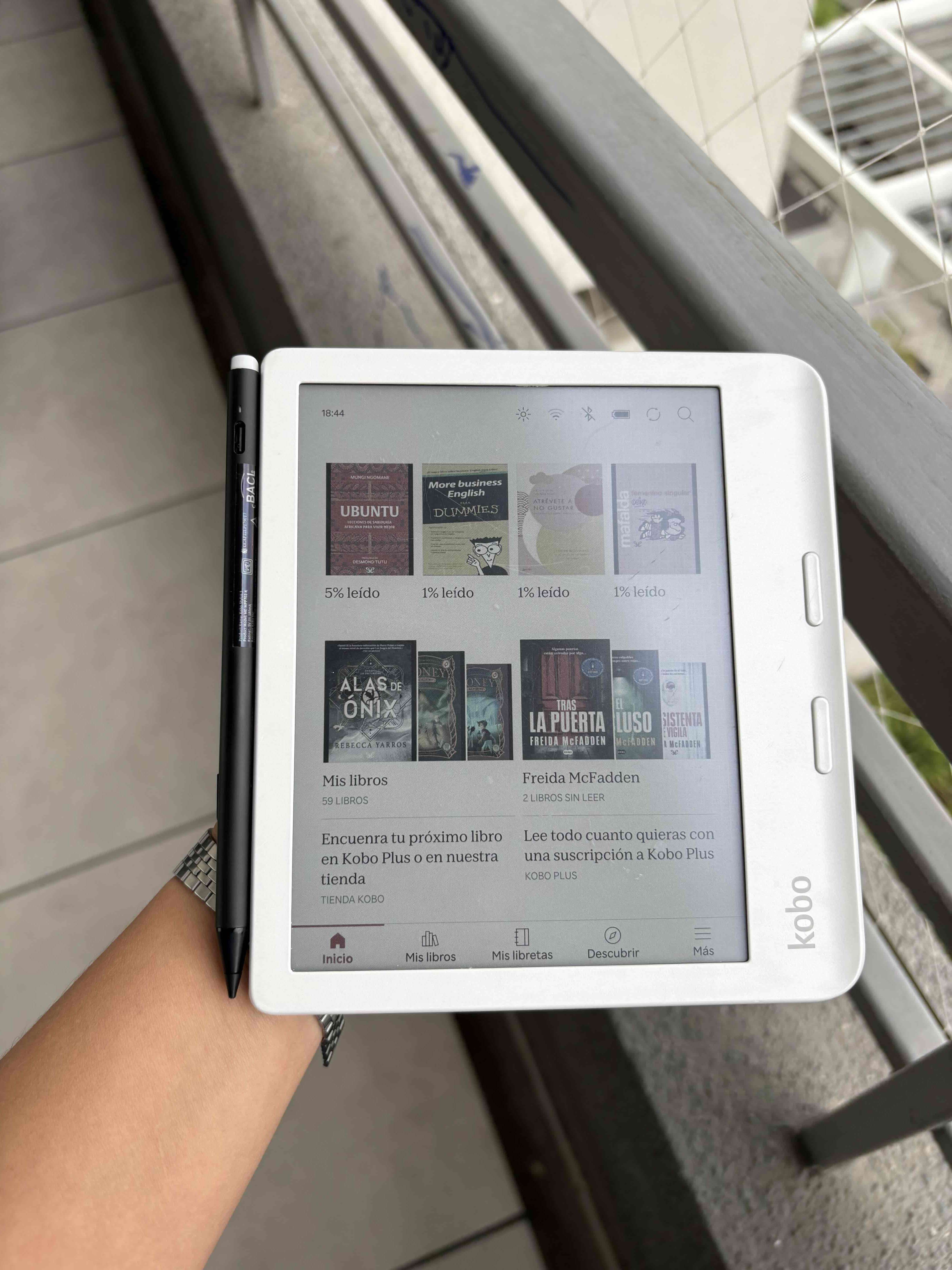 eReader Kobo con lápiz táctil - miniatura 2