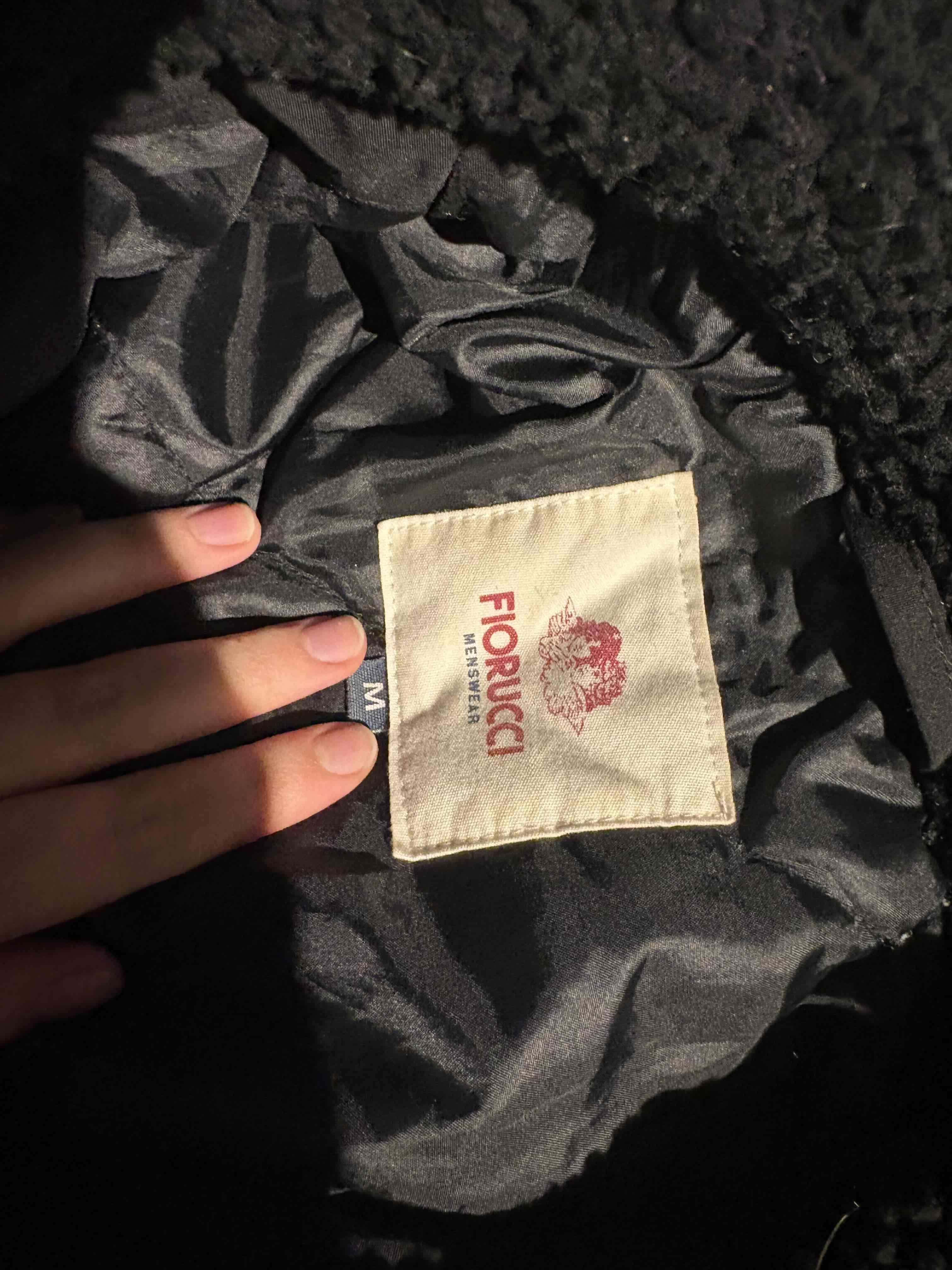 Chaqueta negra con estampado - miniatura 2