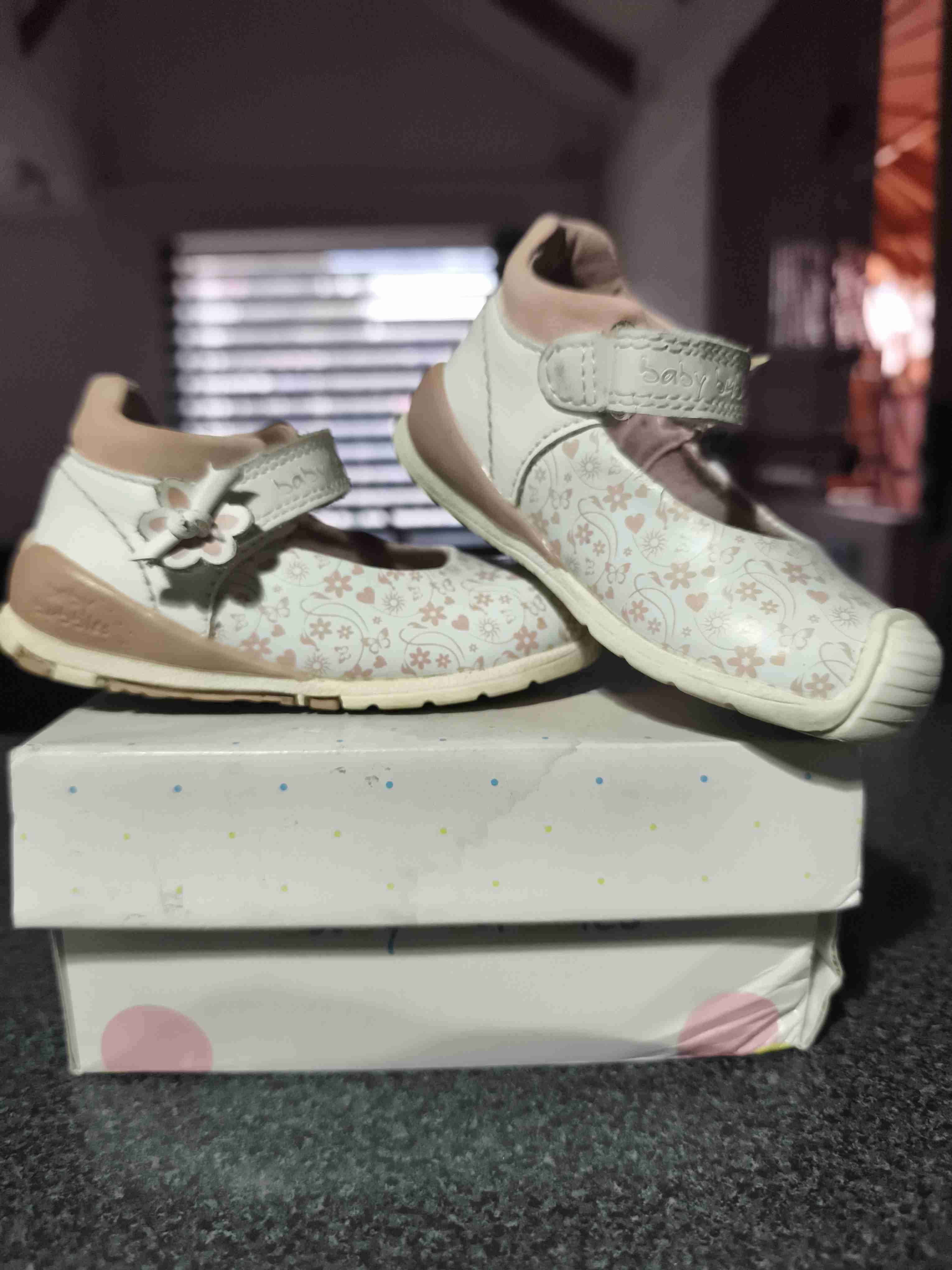 Zapatos de niño con diseño floral