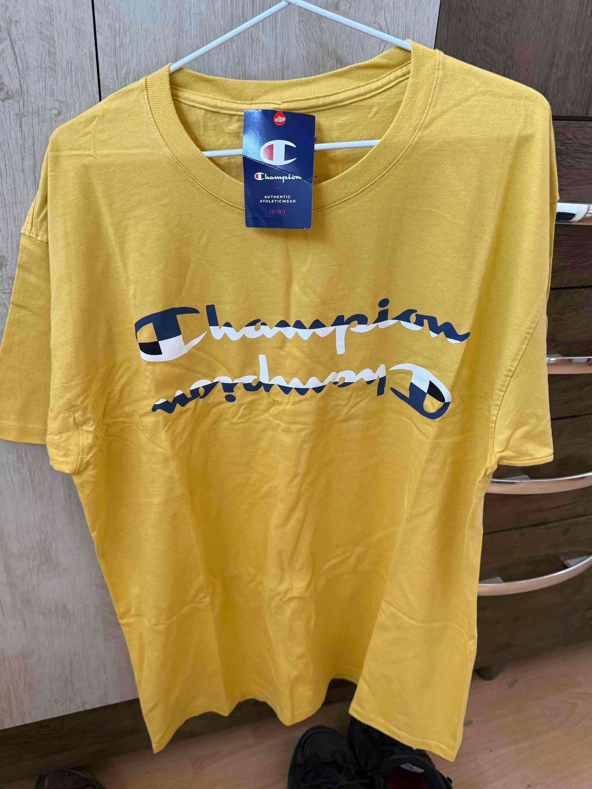 Polera amarilla Champion con logo
