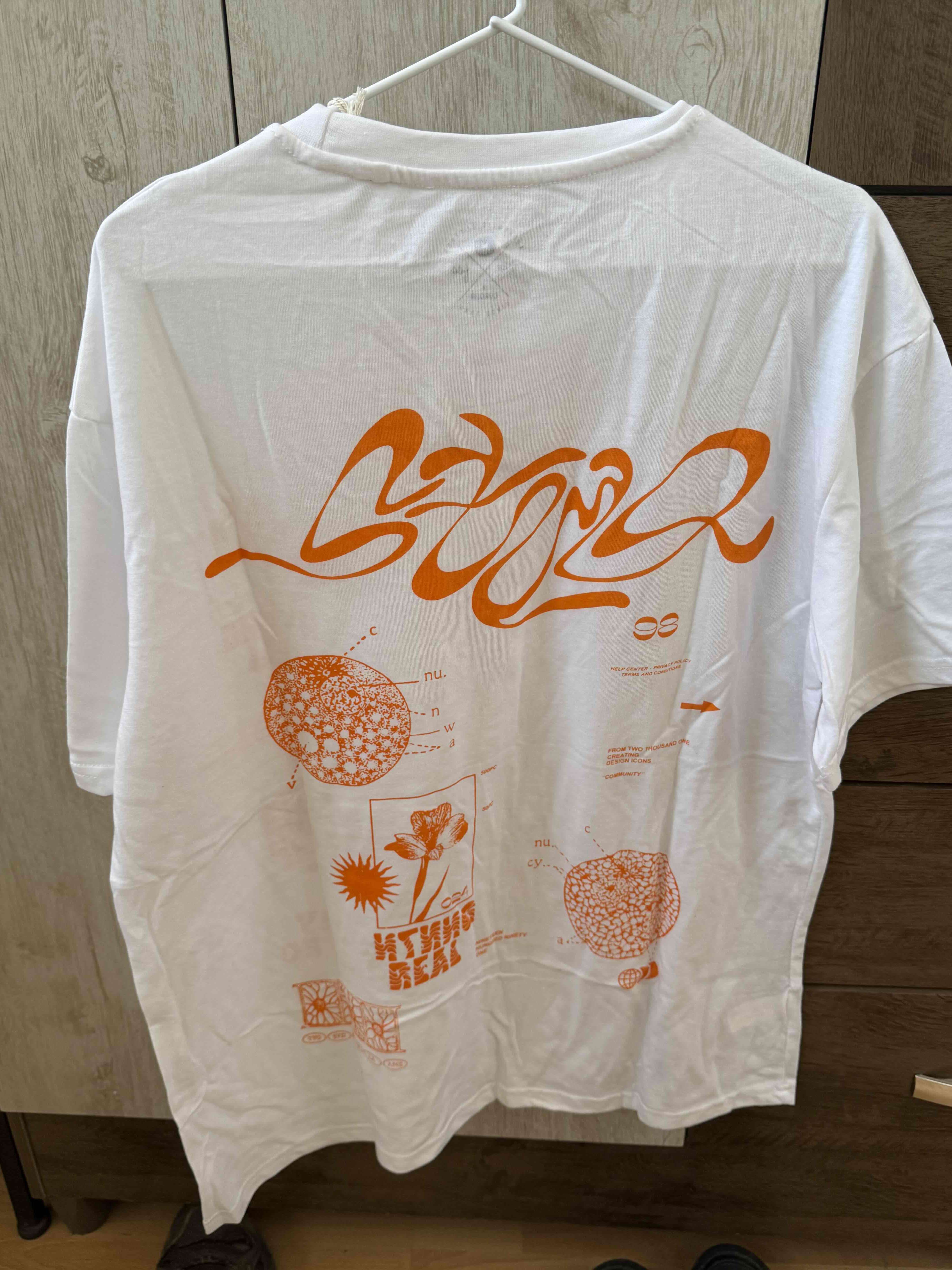 Polera blanca con diseño gráfico