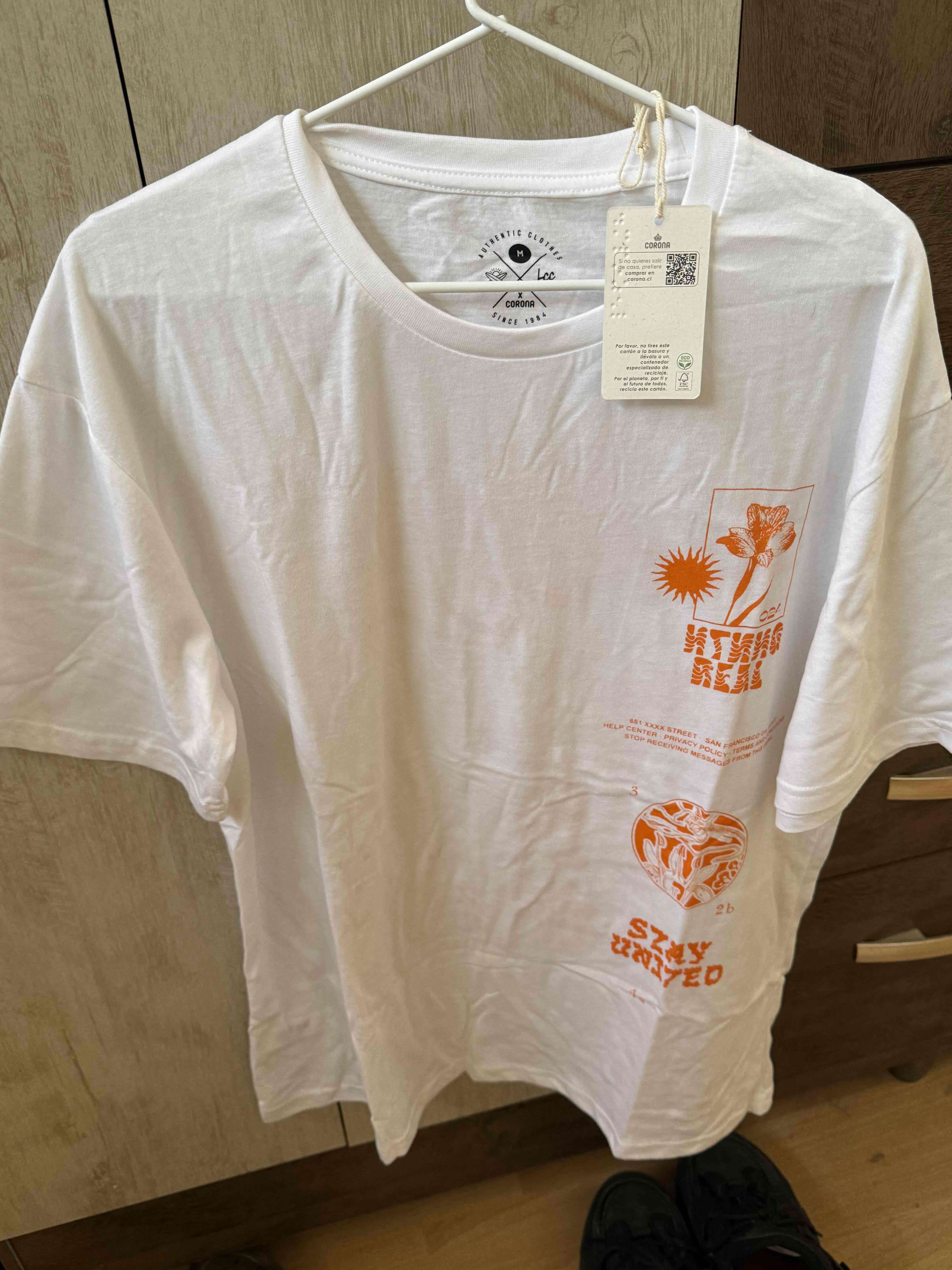 Polera blanca con diseño gráfico - miniatura 2