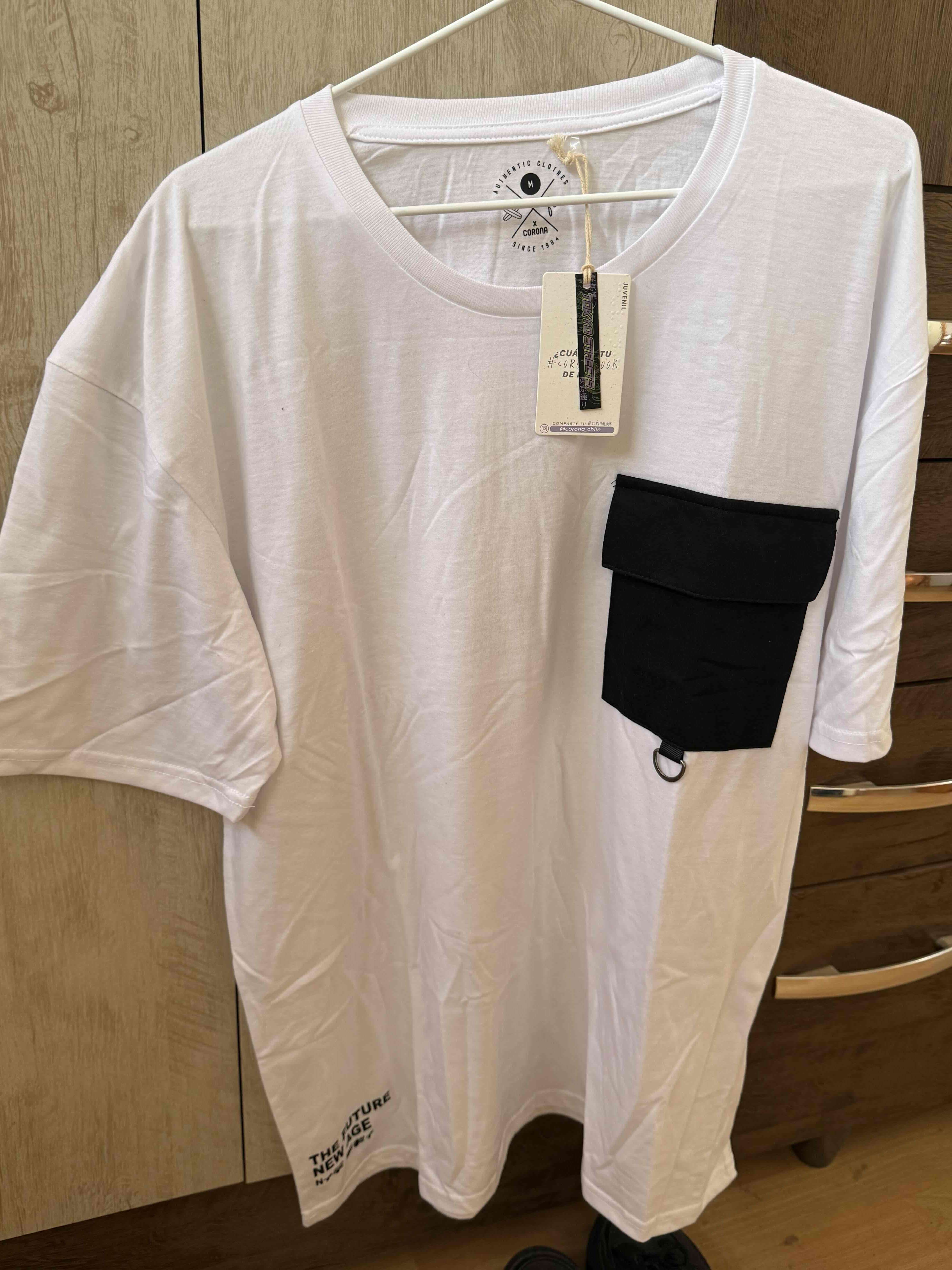 Polera blanca con diseño gráfico - miniatura 3