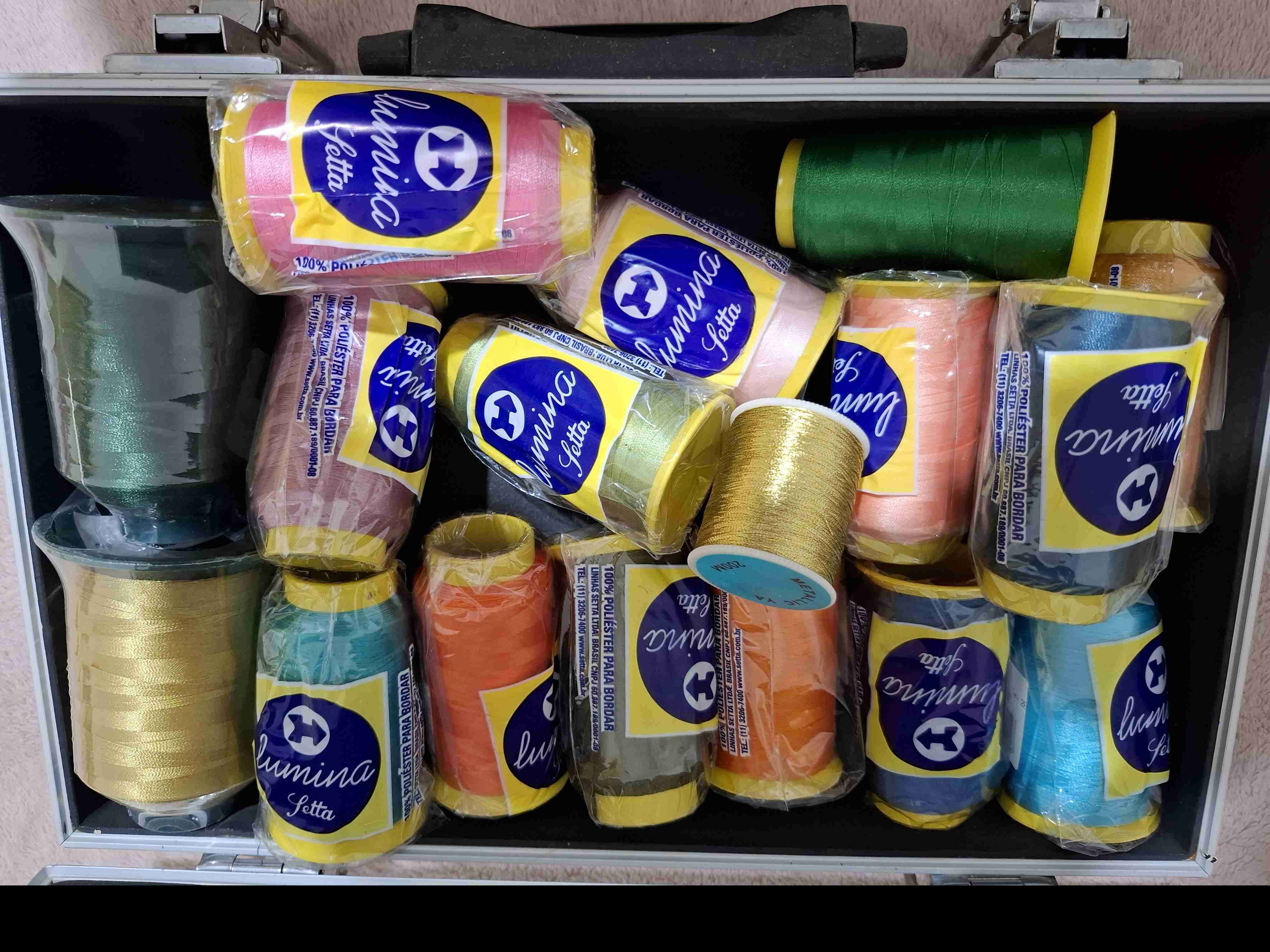 Caja de hilos para bordar