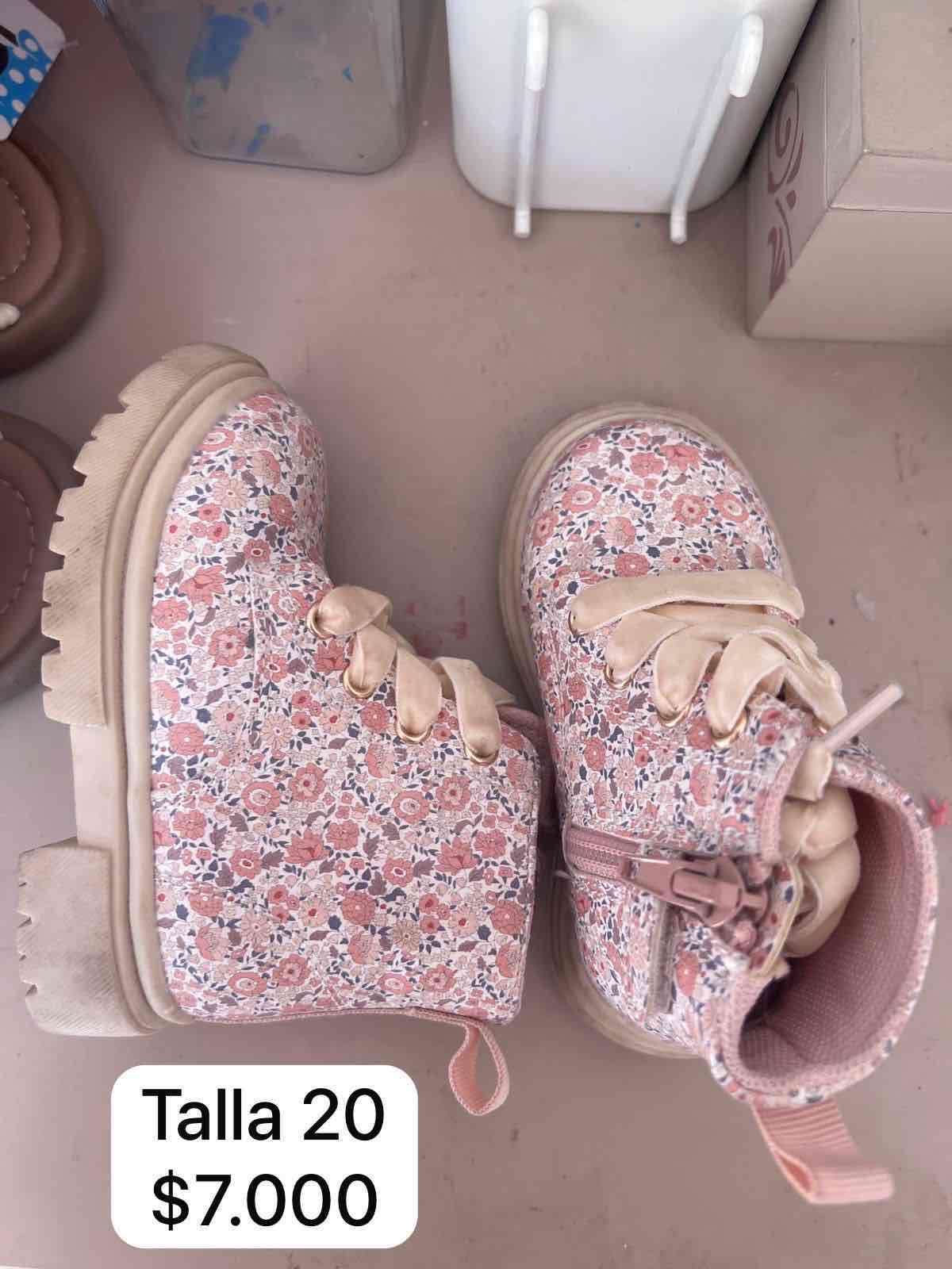 Botas florales para niña