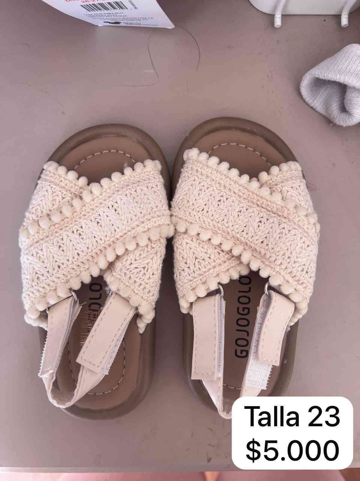 Sandalias tejidas blancas para niña
