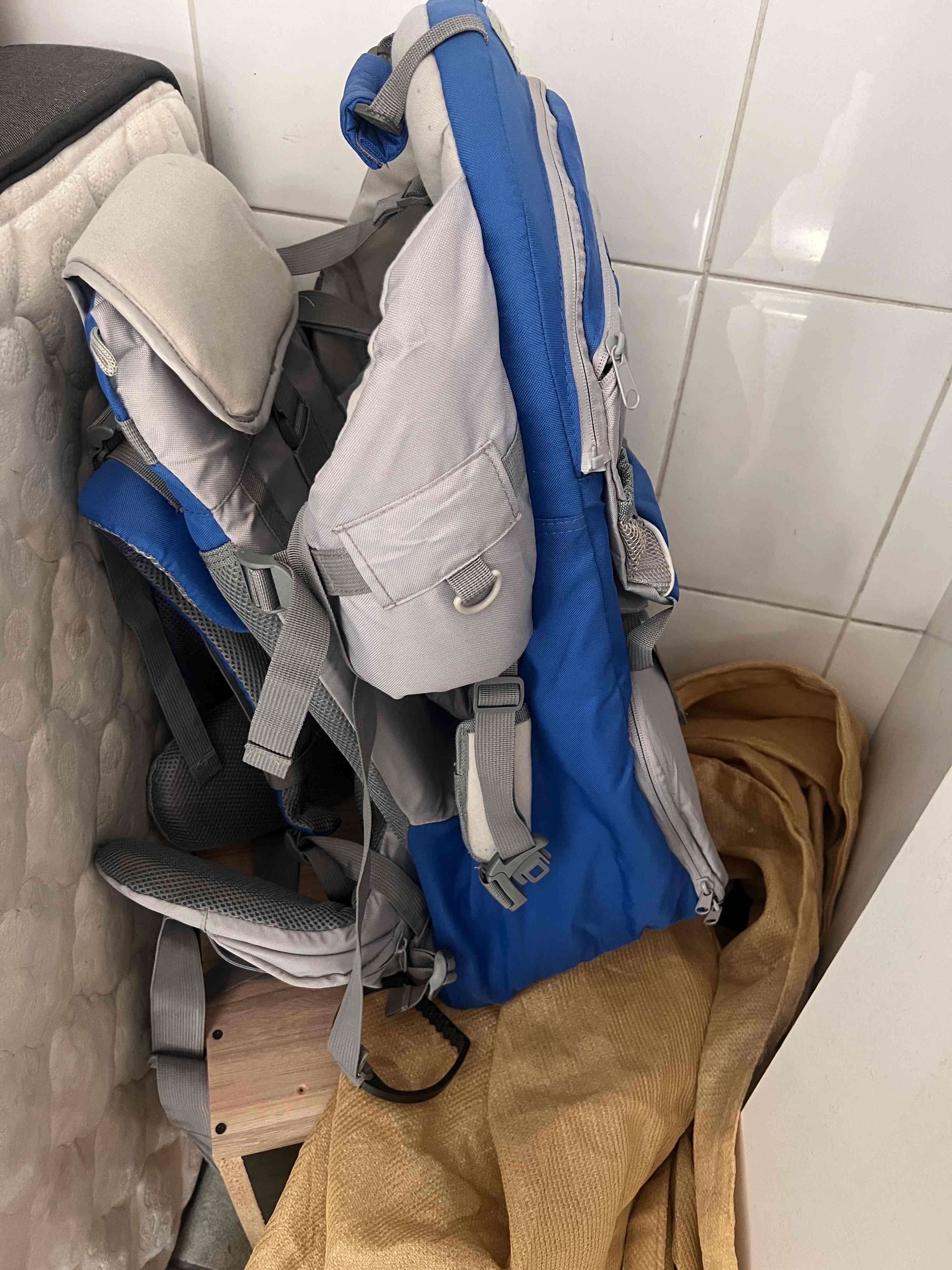 Mochila porta bebé azul y gris - miniatura 3