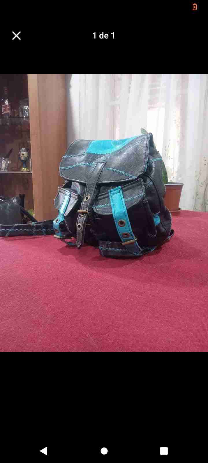 Mochila de cuero negro y azul