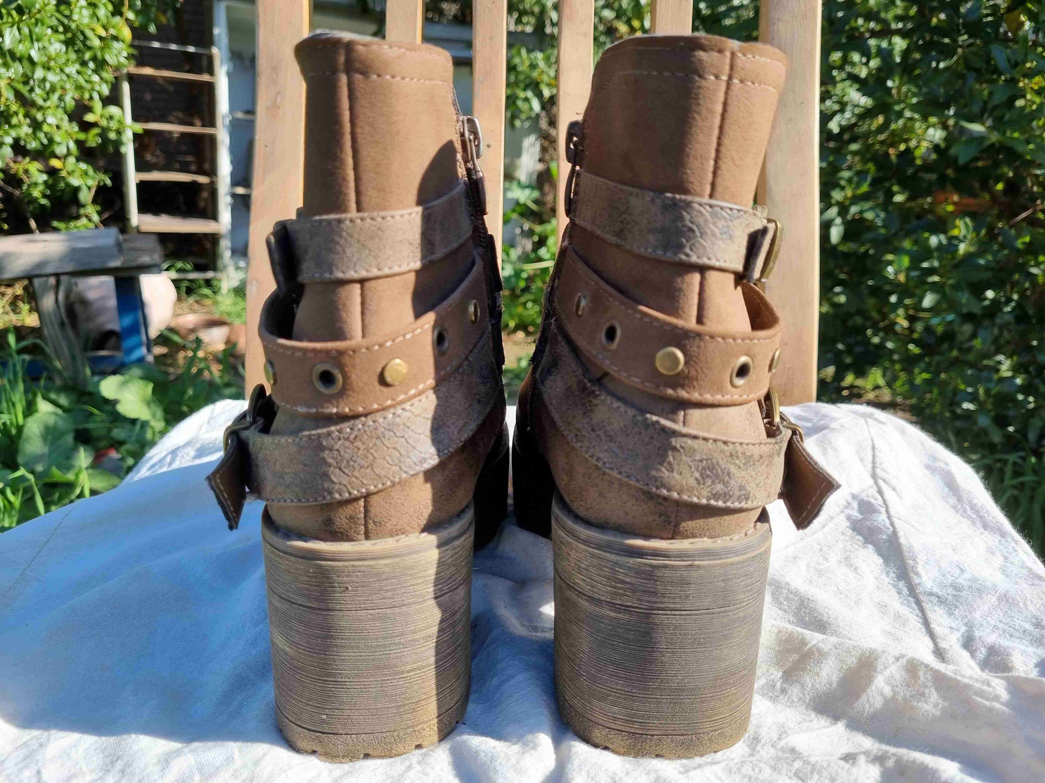 Botines café con hebillas - miniatura 6