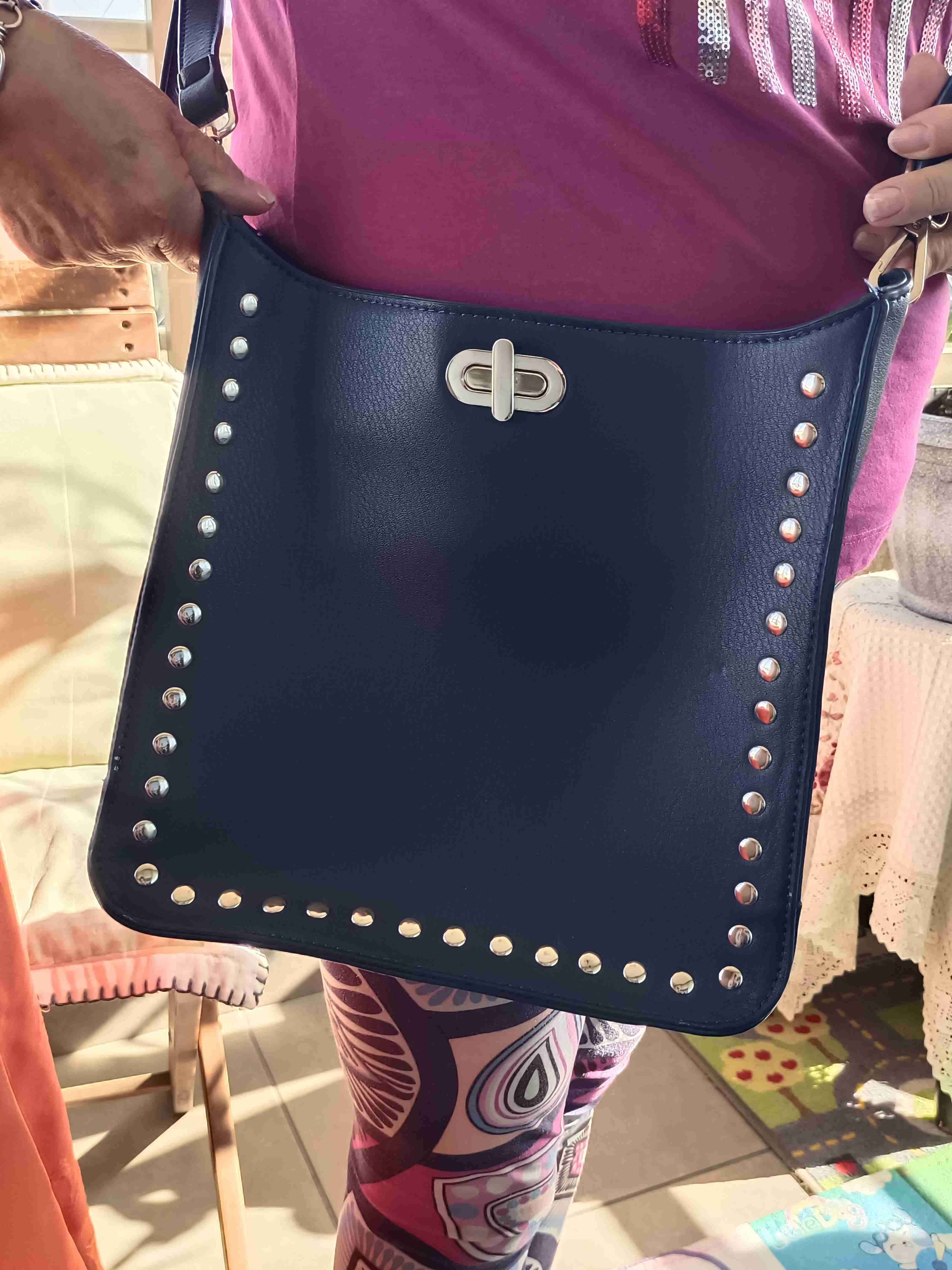 Cartera azul con detalles metalizados