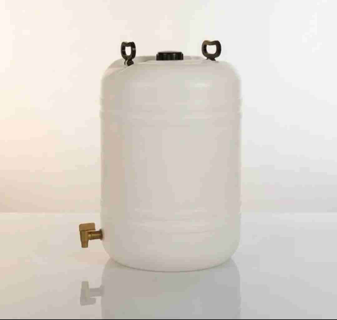 Depósito de agua con llave