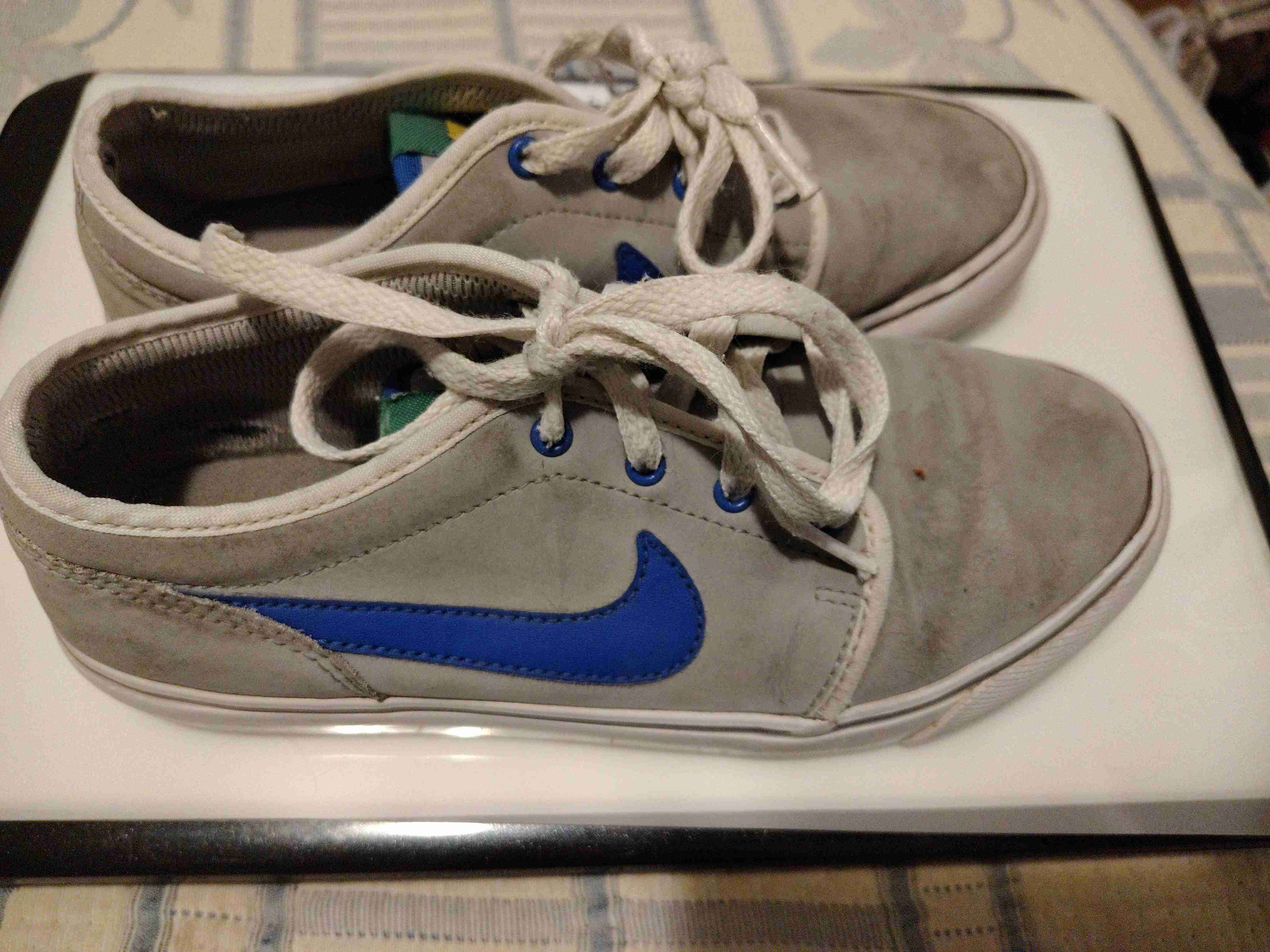 Zapatillas grises con logo azul