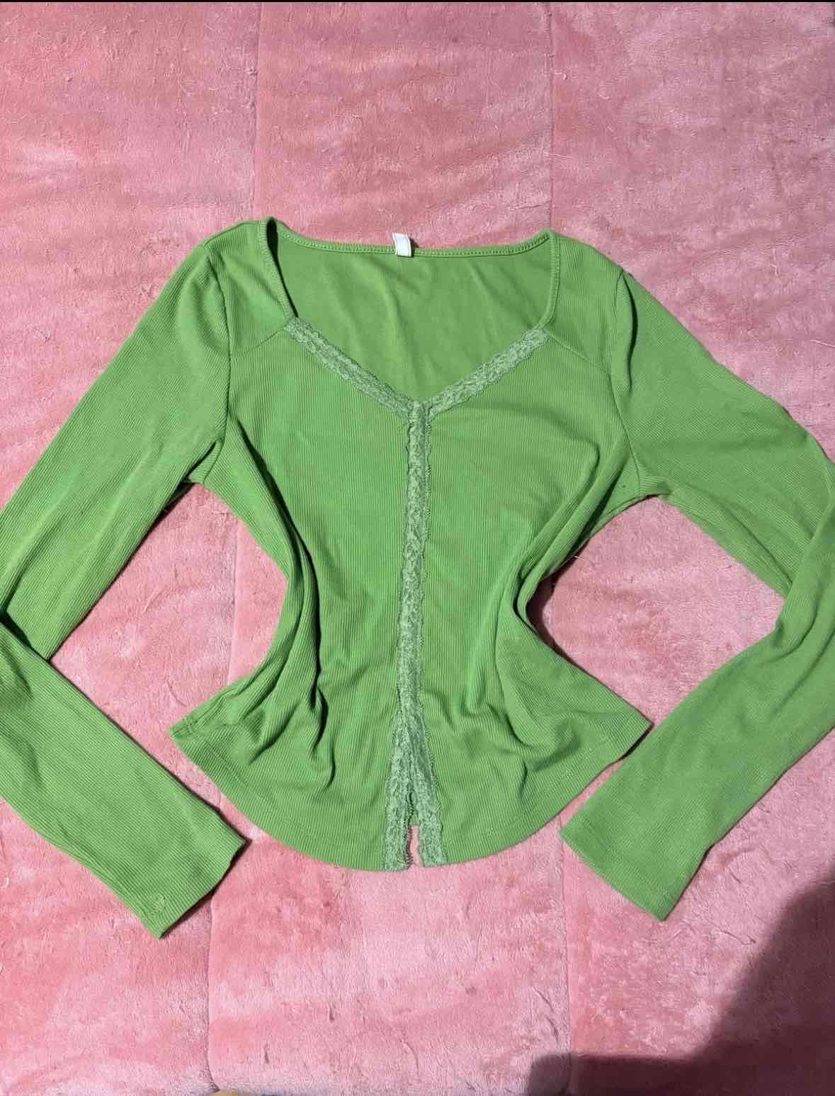 Polera verde con encaje