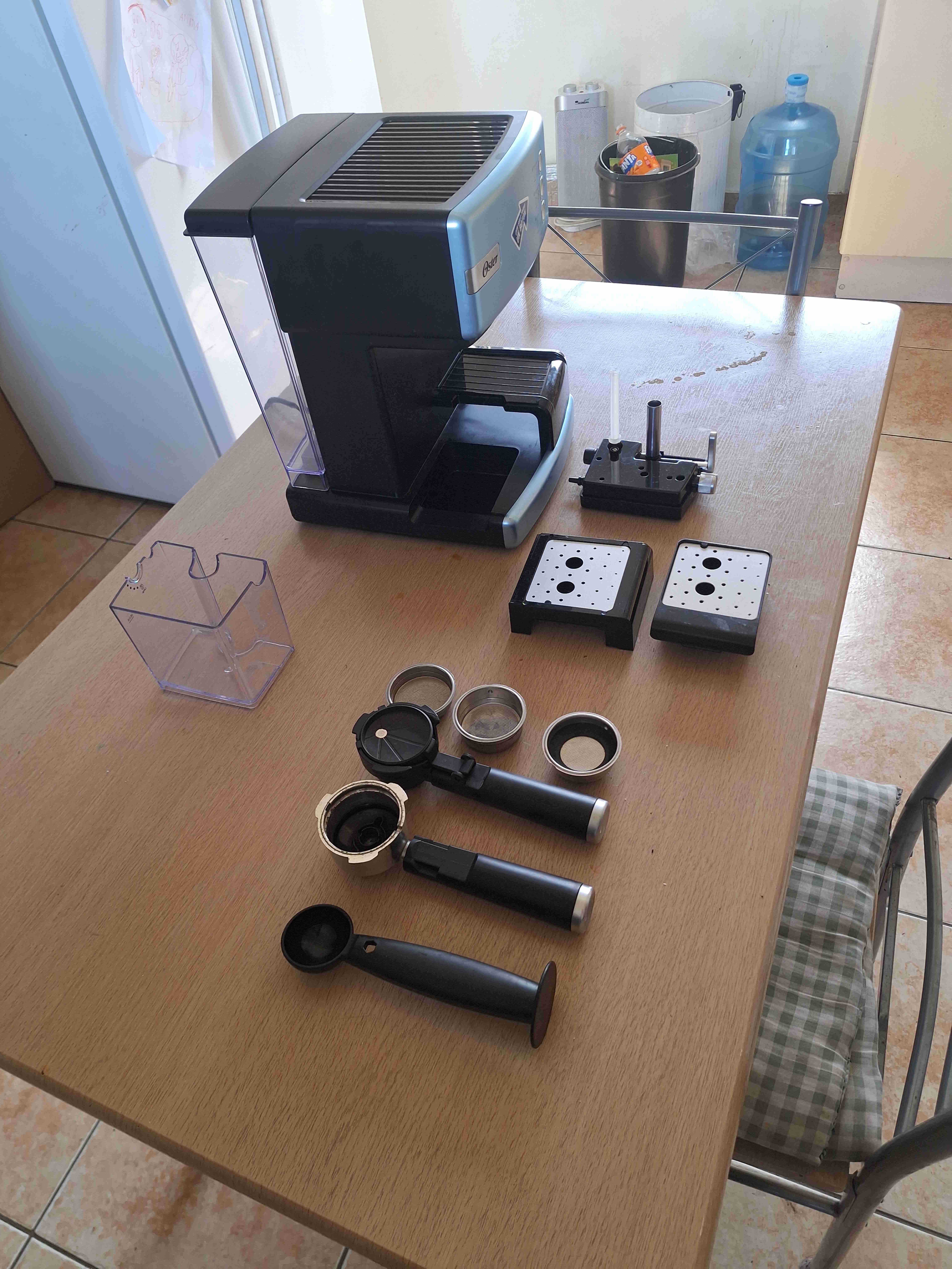 Máquina de café espresso con accesorios