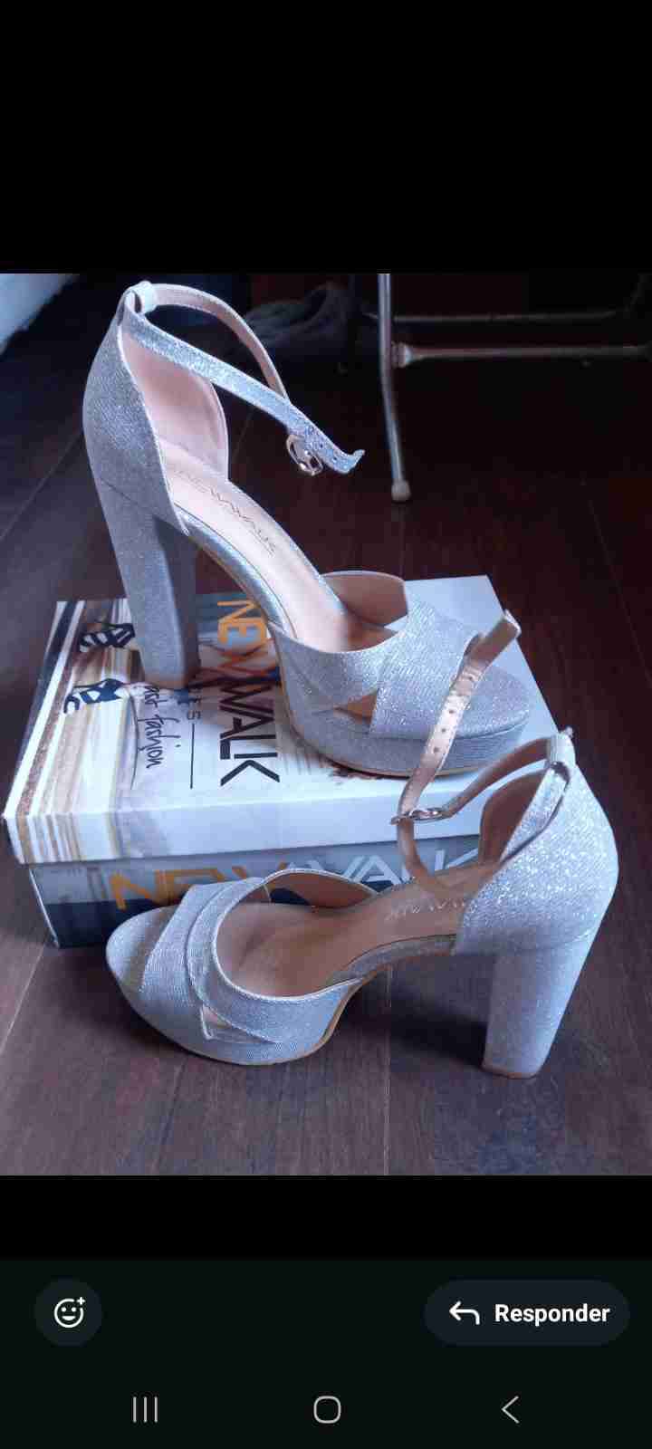 Tacones plateados con brillo