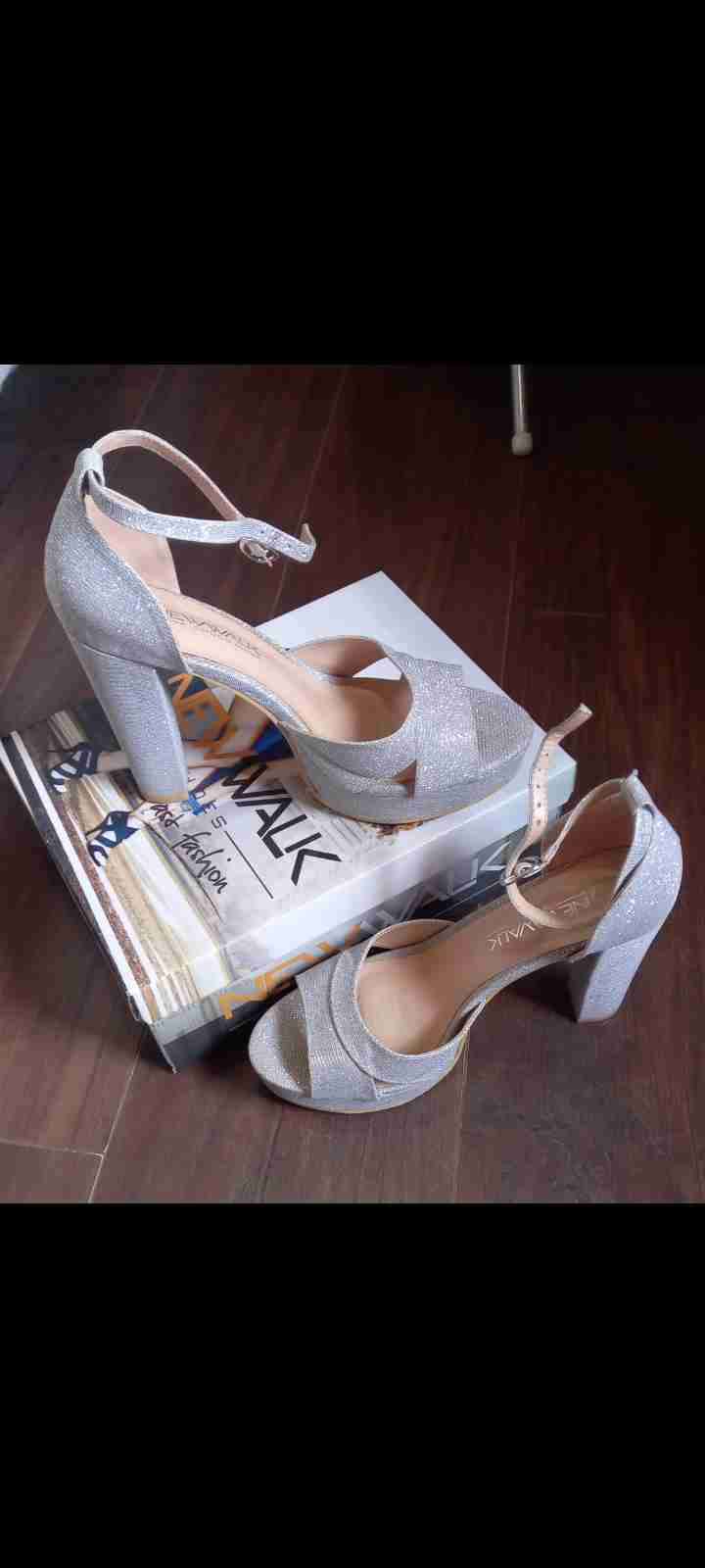 Tacones plateados con brillo - miniatura 2