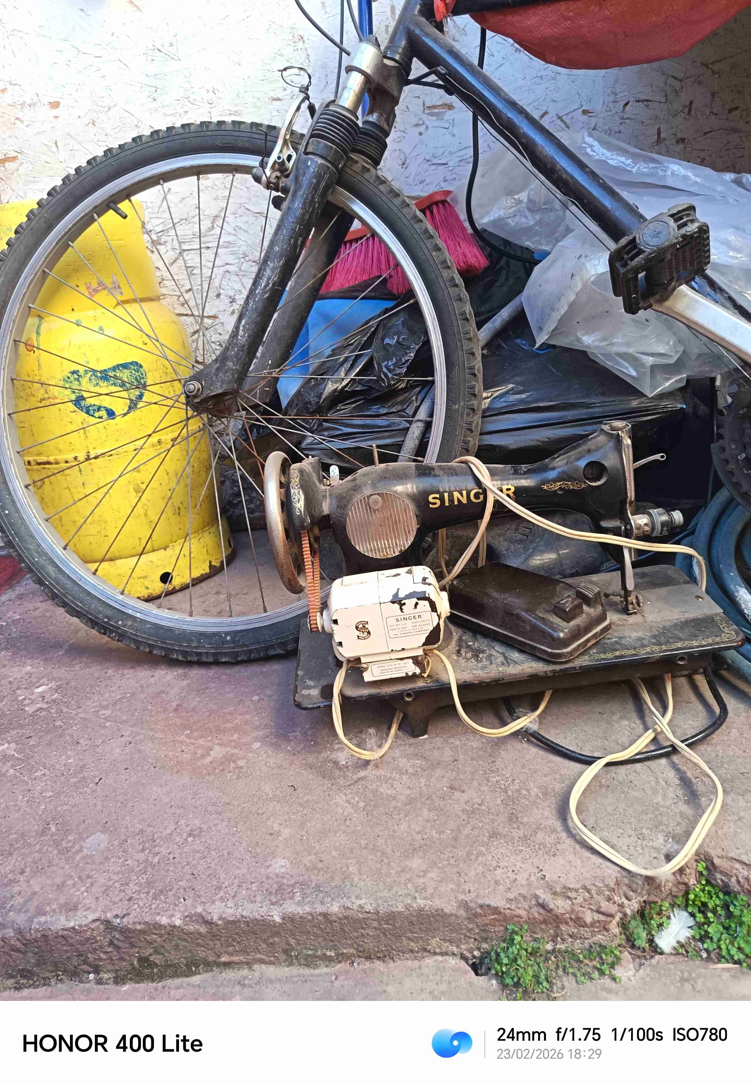 Máquina de coser Singer antigua