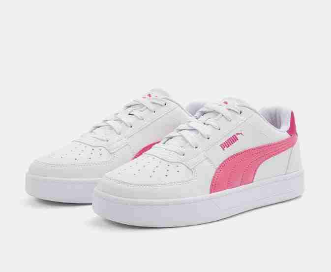 Zapatillas blancas con detalles rosas