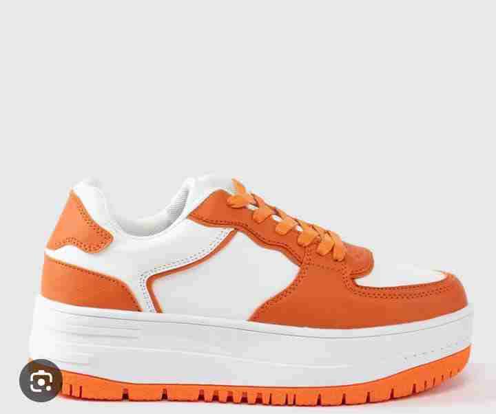 Zapatillas deportivas naranjas y blancas