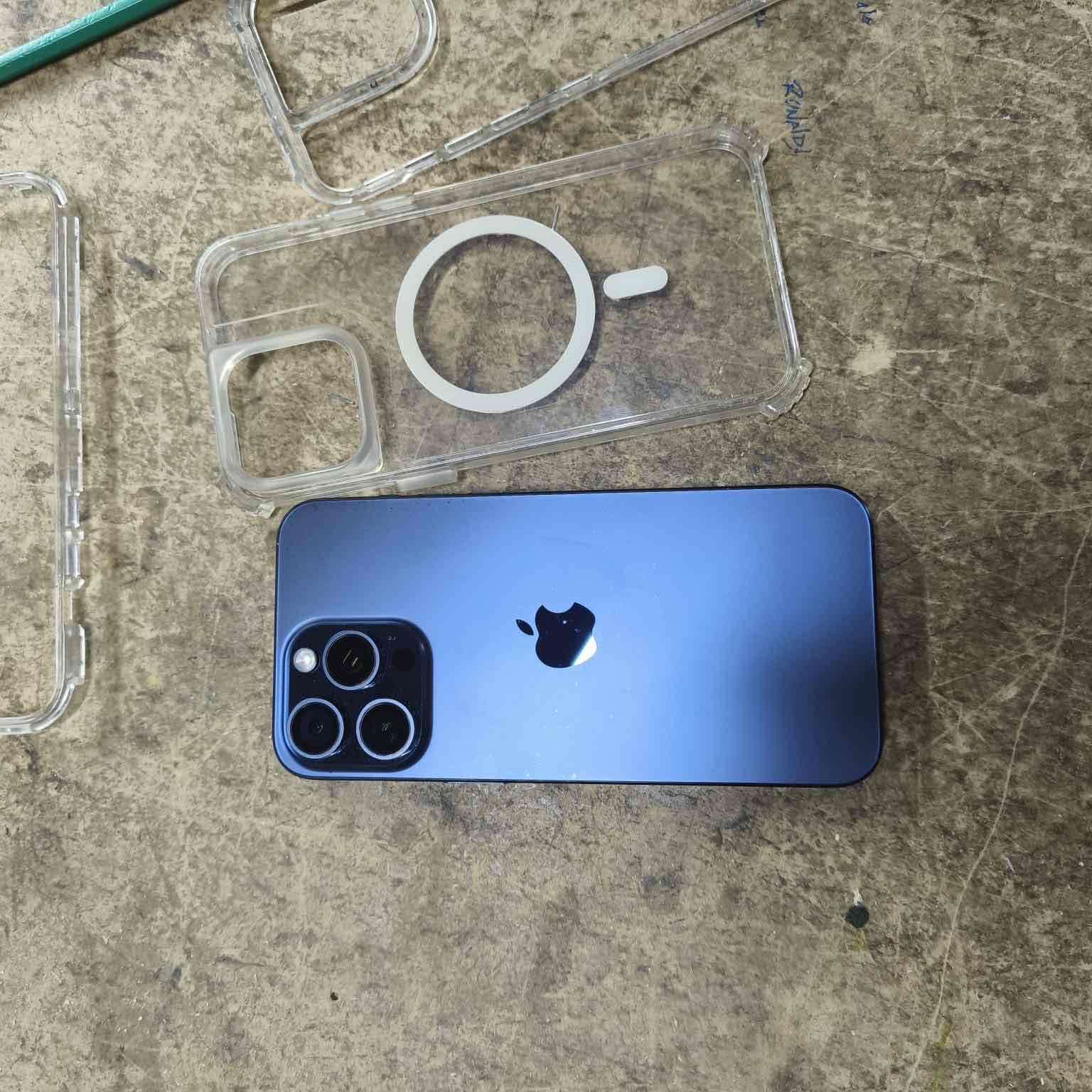 iPhone 15 pro max 256 con carcasa transparente