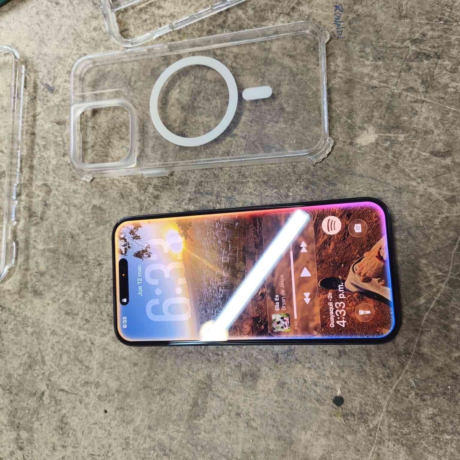 iPhone 15 pro max 256 con carcasa transparente - miniatura 2