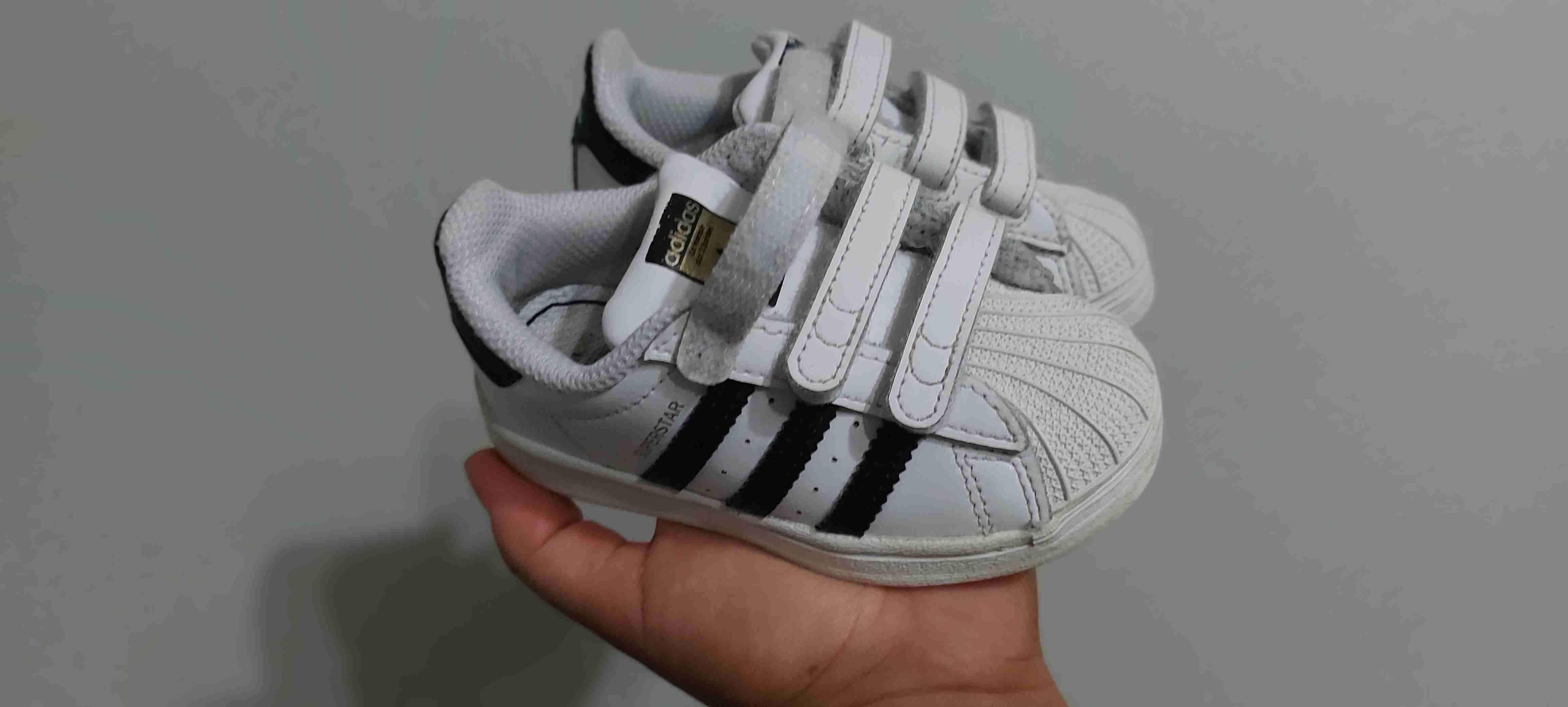 Zapatillas blancas con velcro