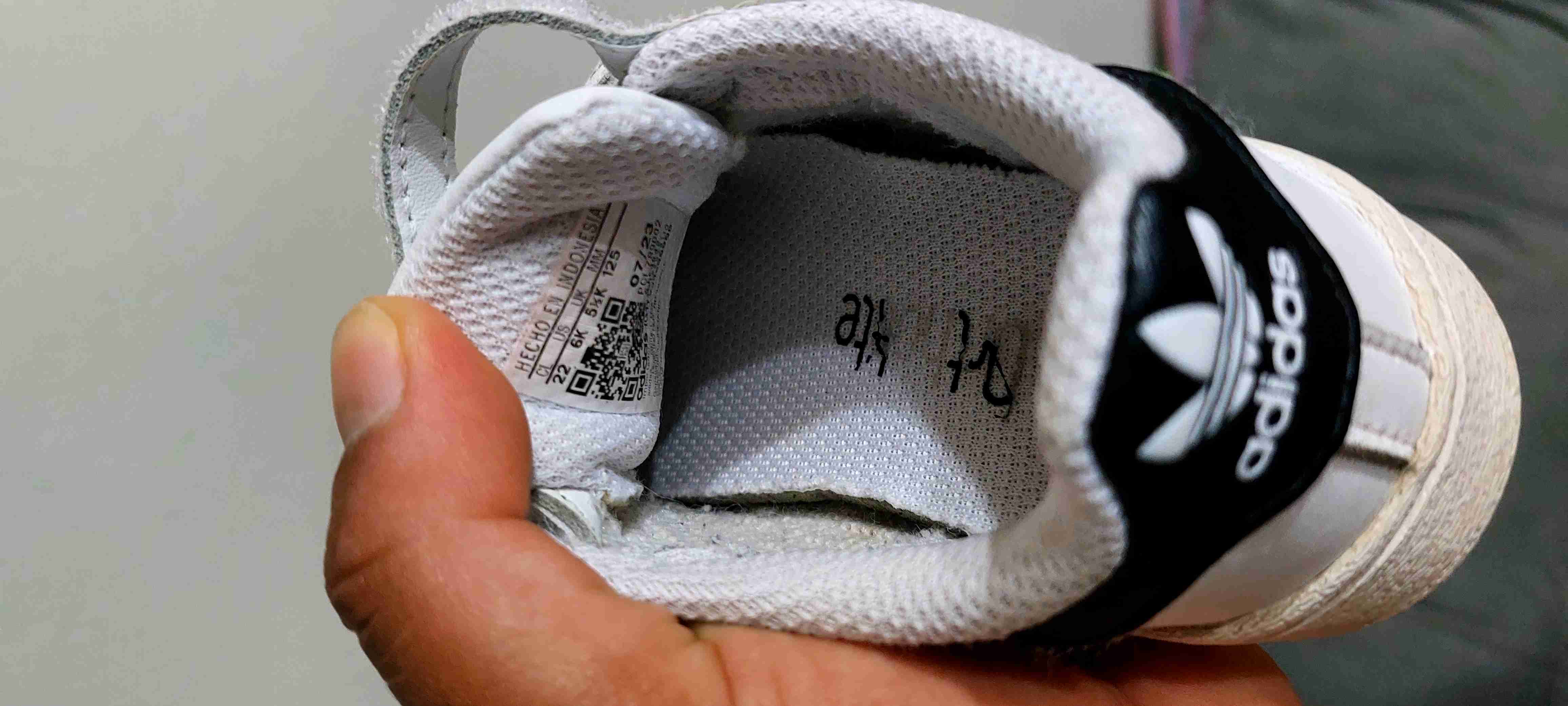 Zapatillas blancas con velcro - miniatura 3