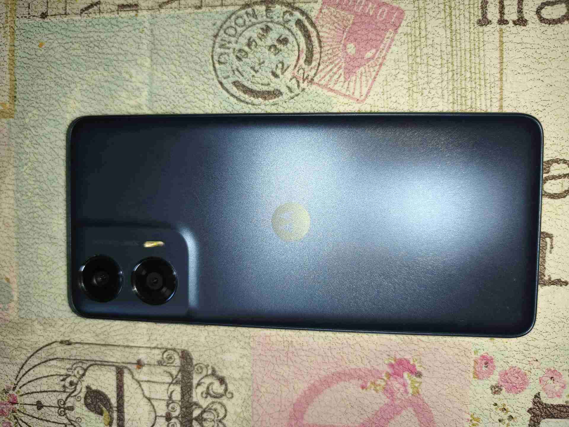 Smartphone con pantalla encendida - miniatura 2