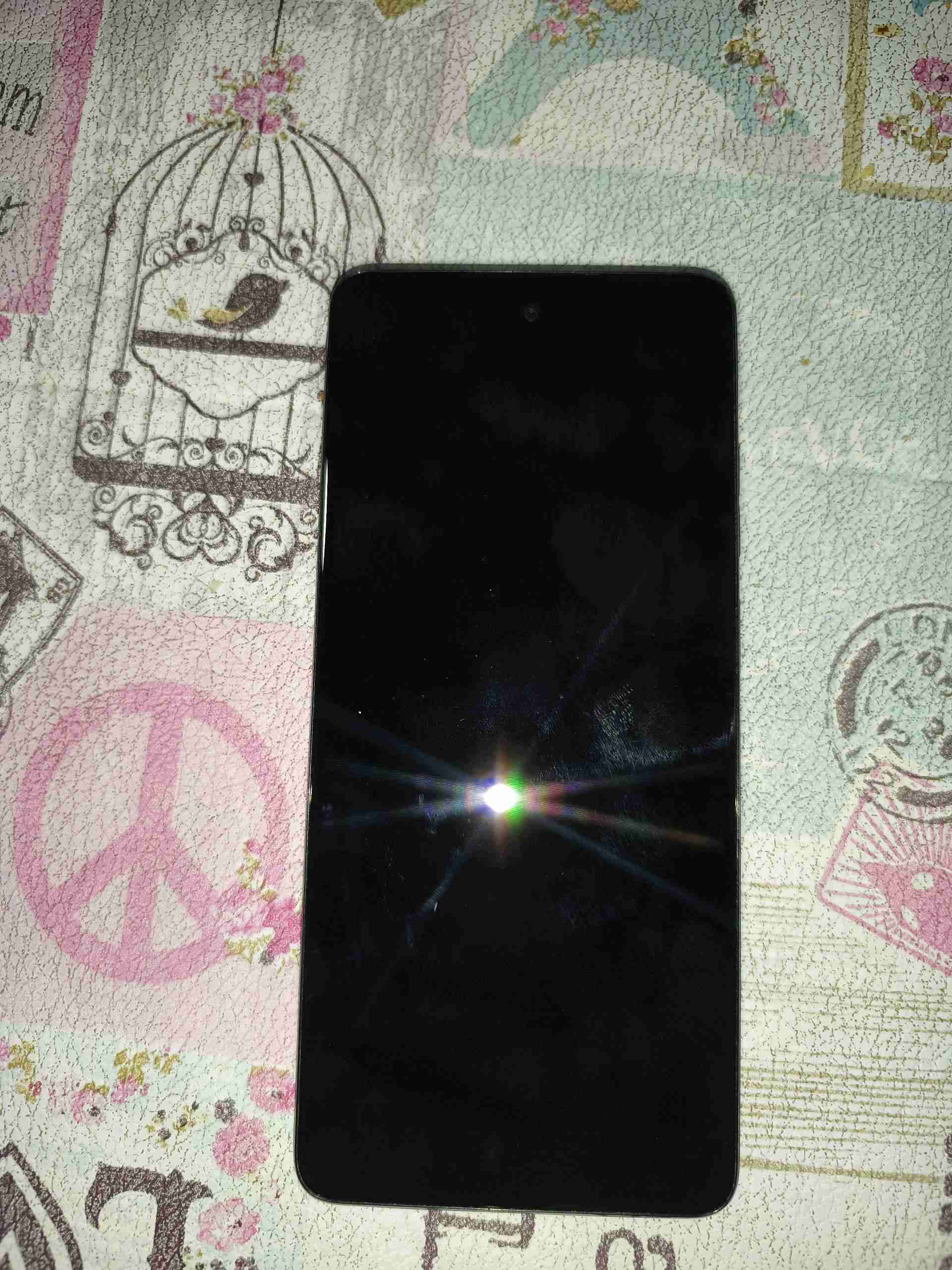 Smartphone con pantalla encendida - miniatura 3