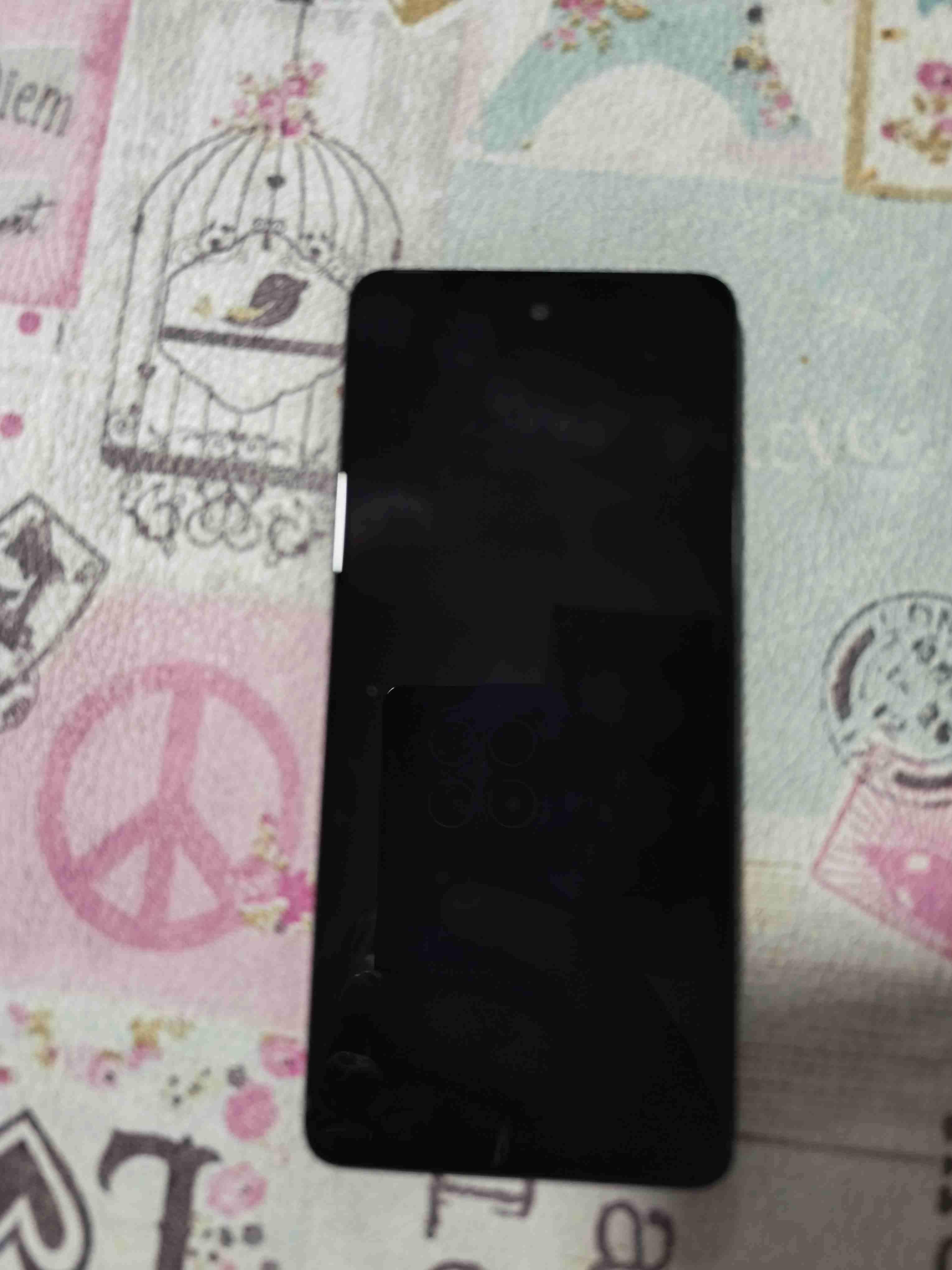 Smartphone con pantalla encendida - miniatura 4