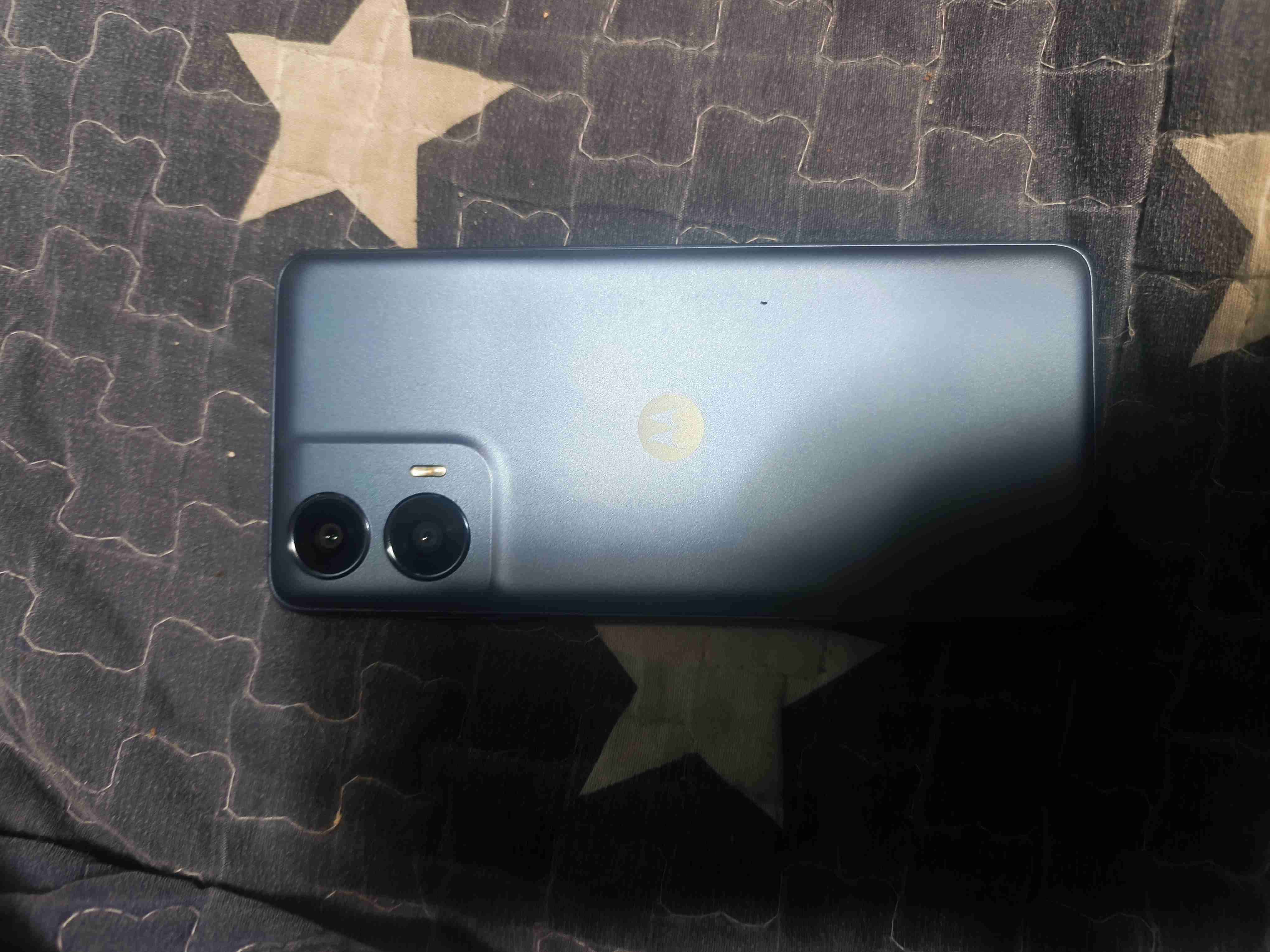 Smartphone con pantalla encendida - miniatura 5