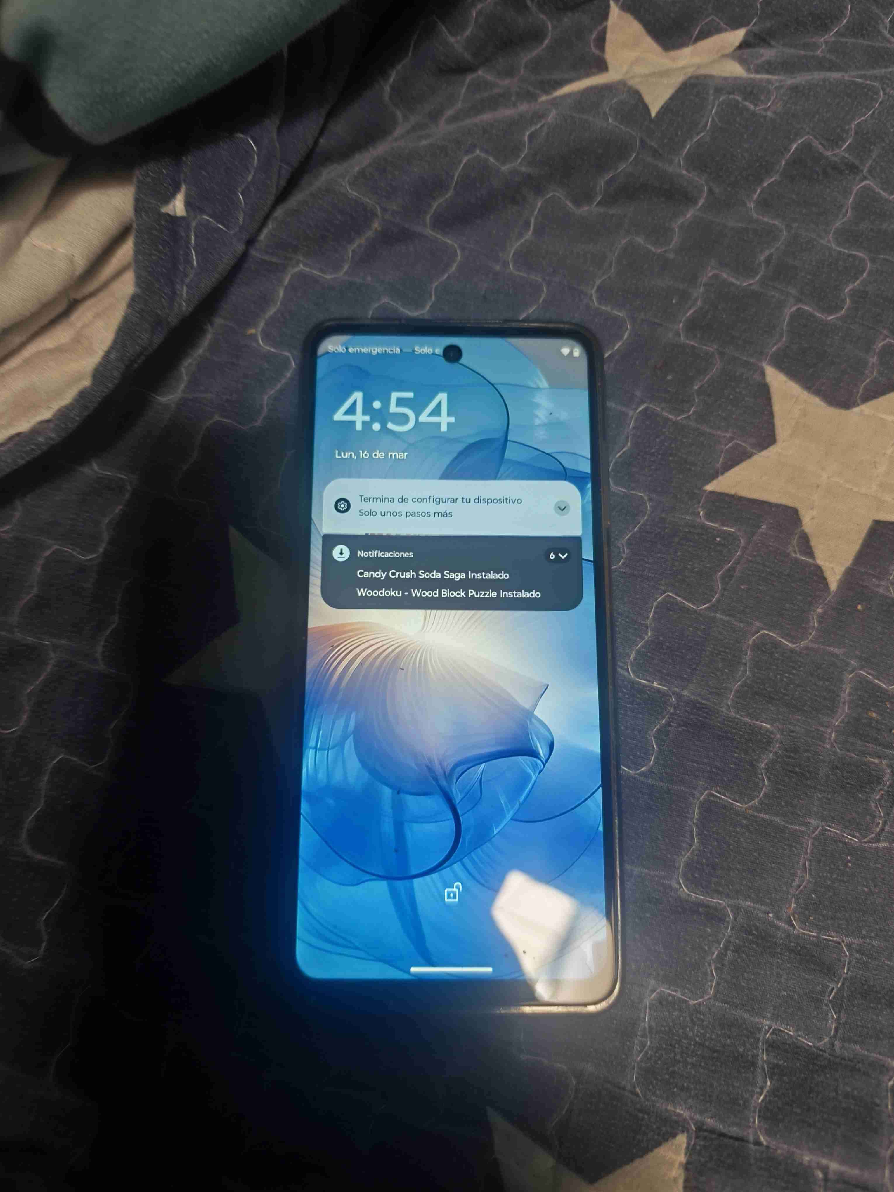 Smartphone con pantalla encendida - miniatura 6