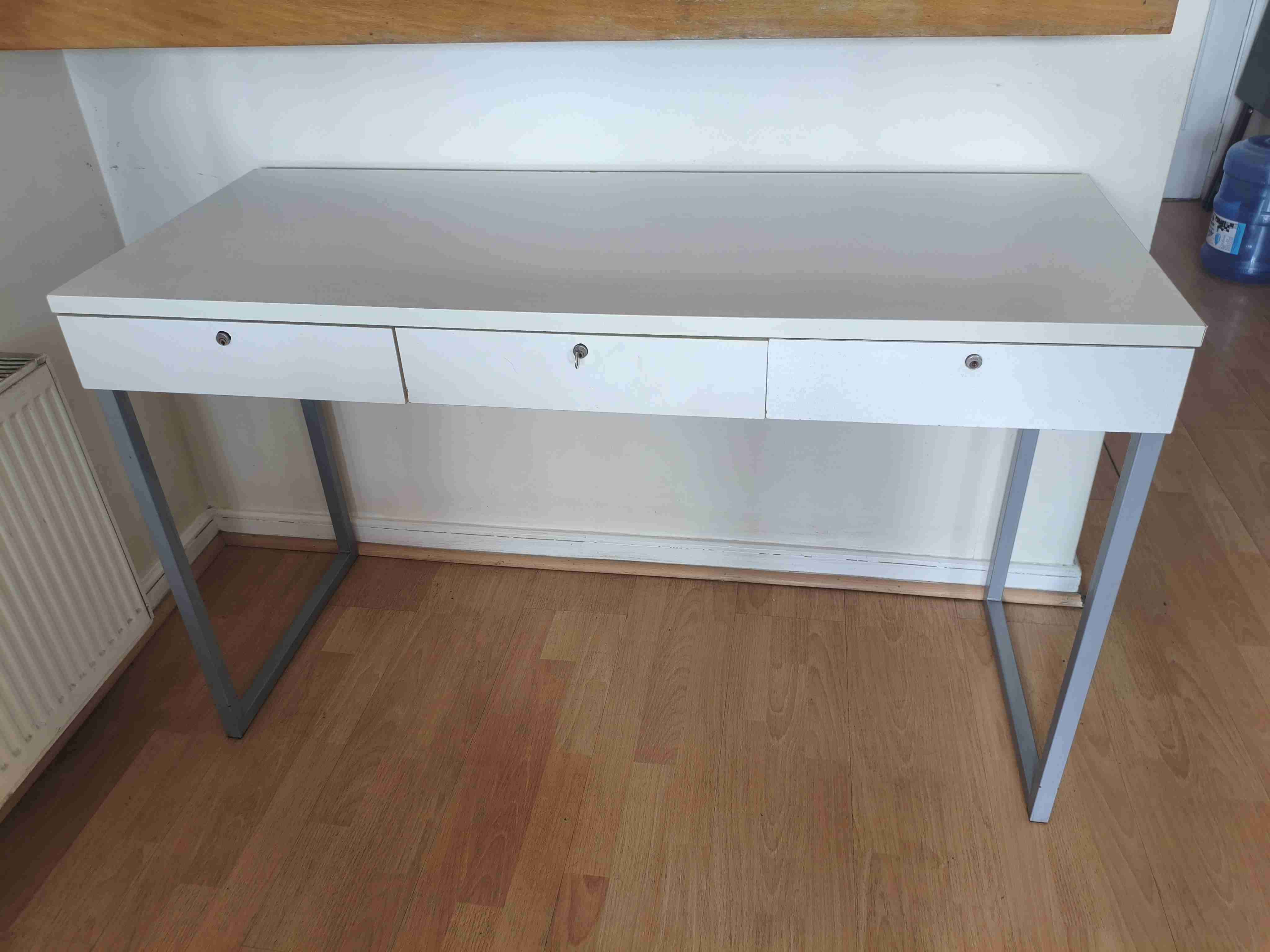 Escritorio blanco minimalista con cajones - miniatura 4