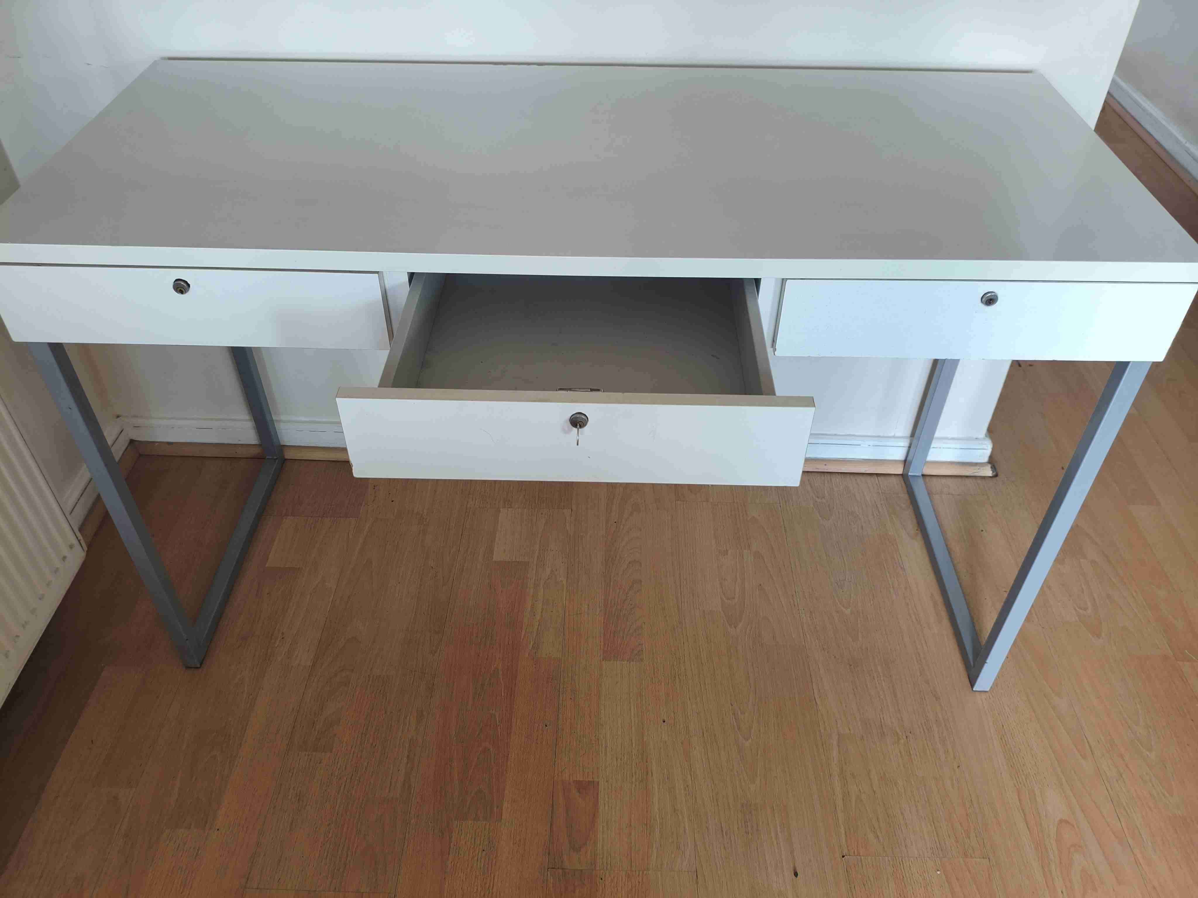 Escritorio blanco minimalista con cajones - miniatura 5