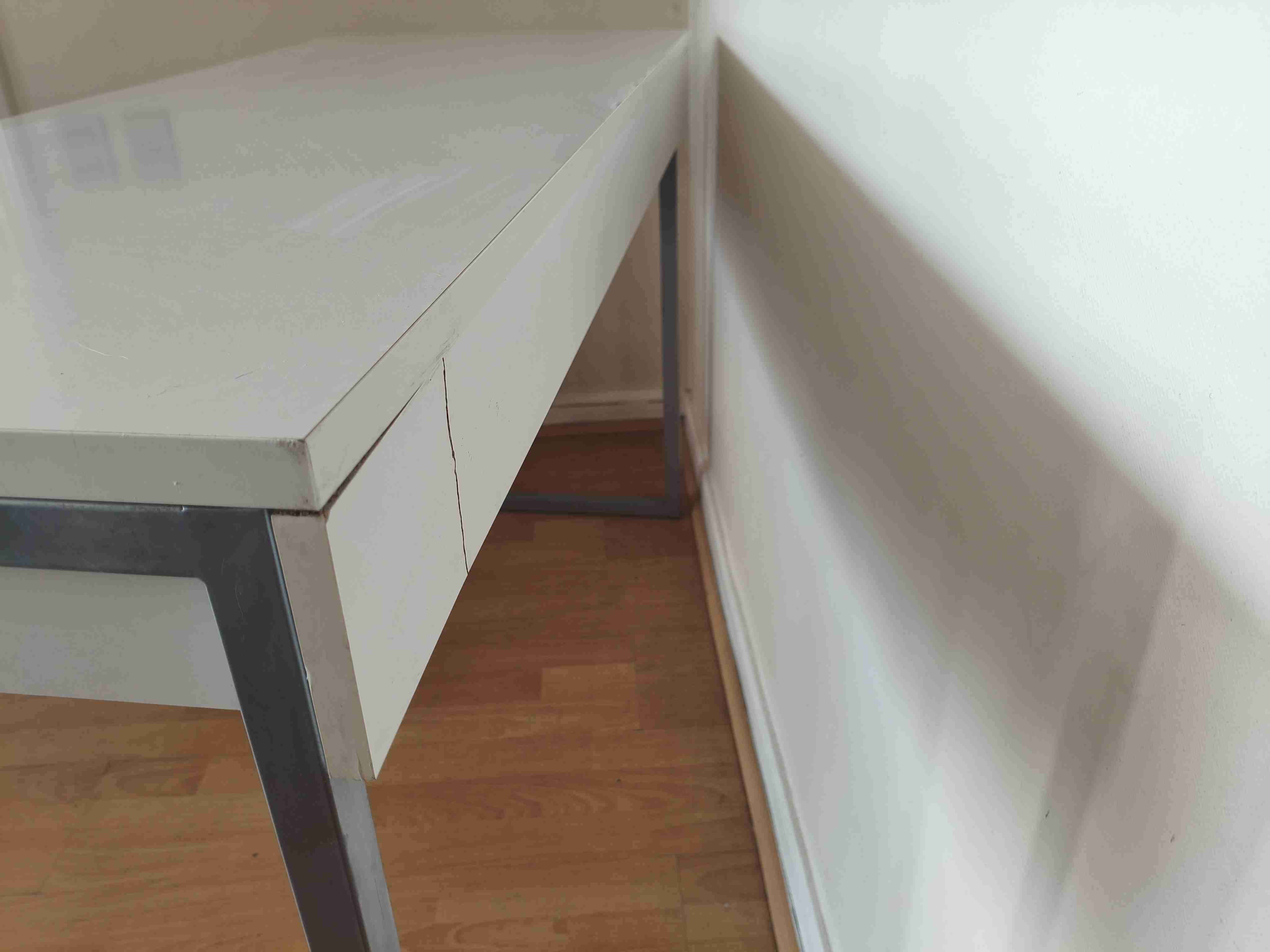 Escritorio blanco minimalista con cajones - miniatura 6