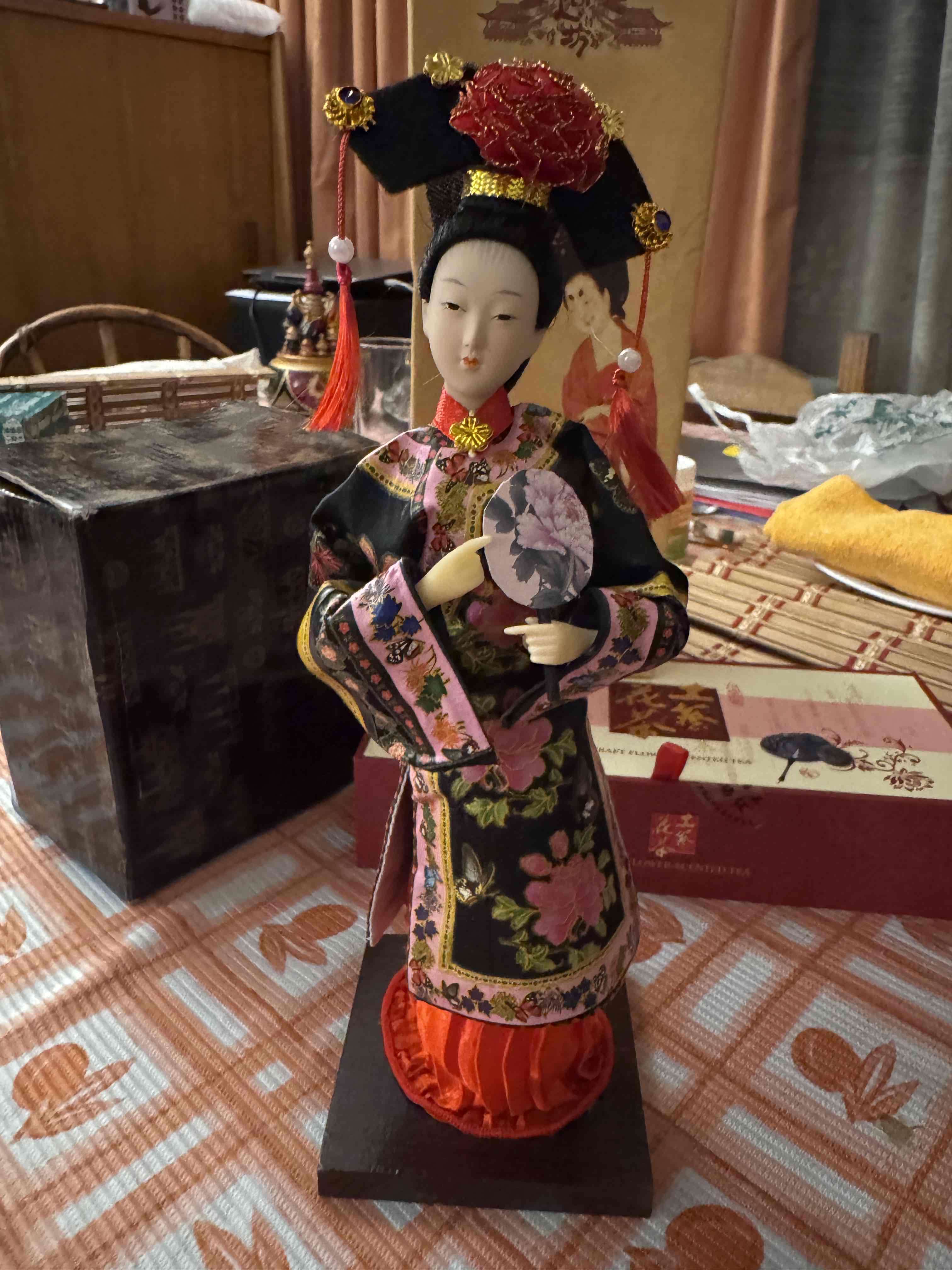 Belleza oriental de colección directamente de Chin - miniatura 2