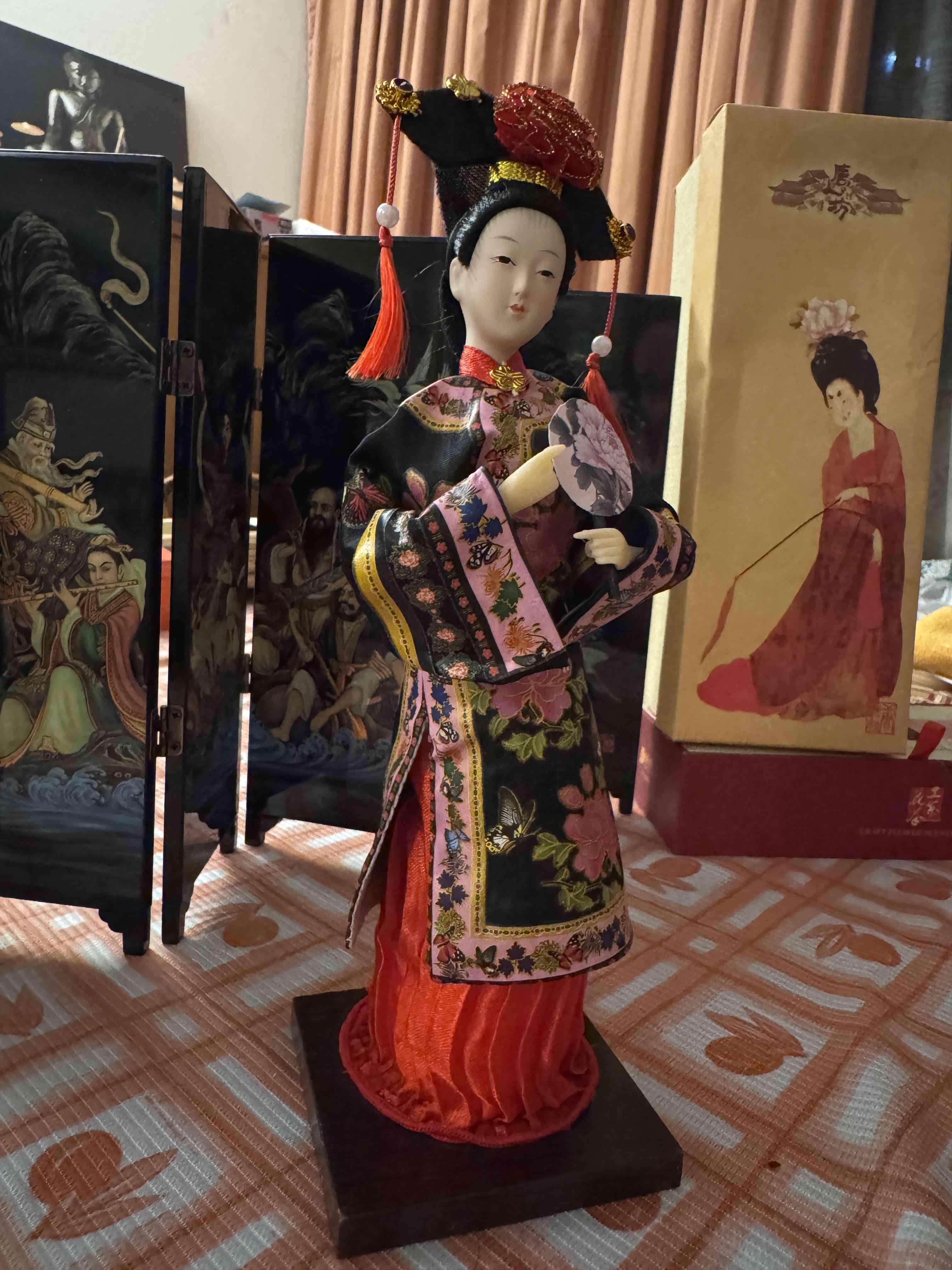 Belleza oriental de colección directamente de Chin - miniatura 3