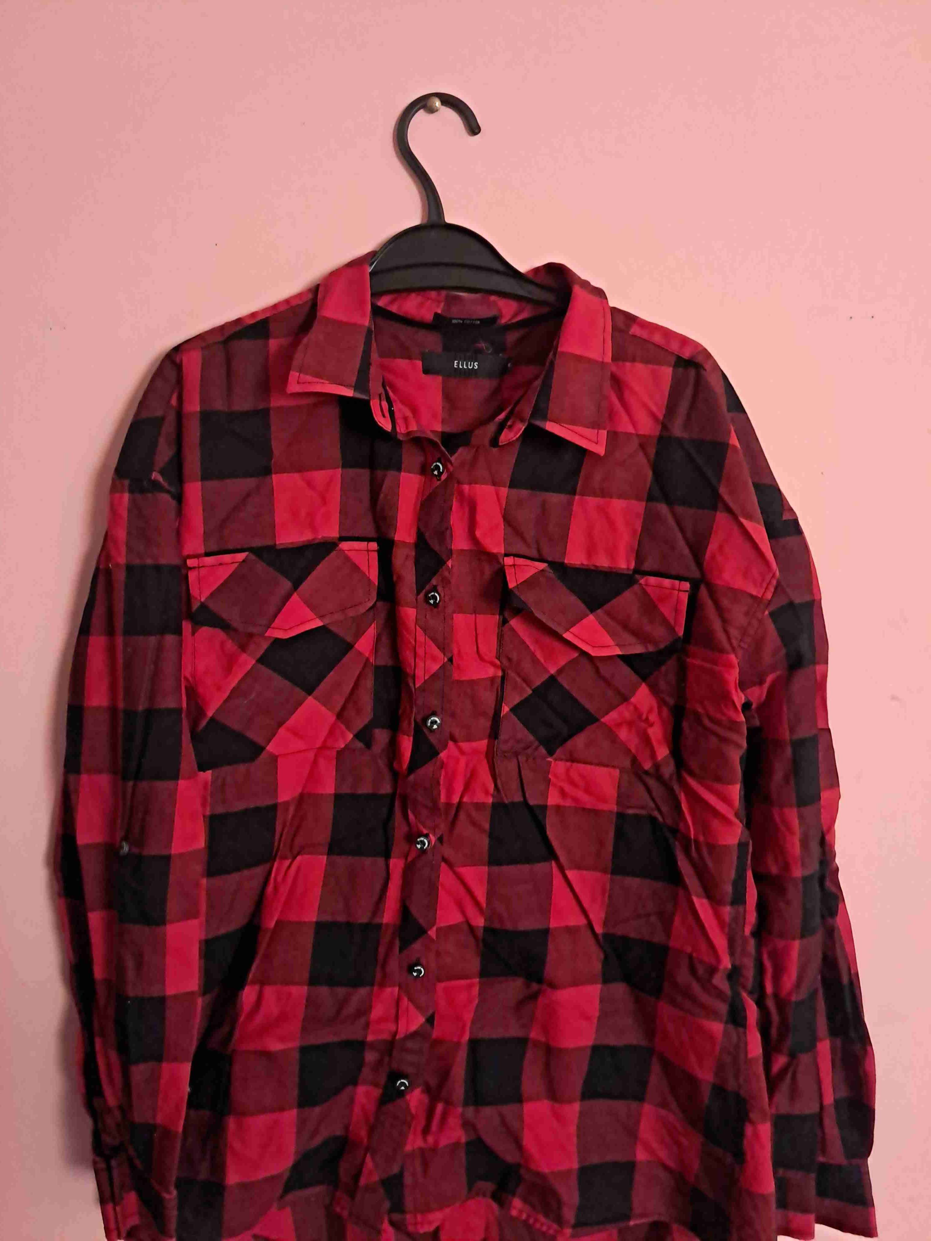 Camisa a cuadros roja y negra