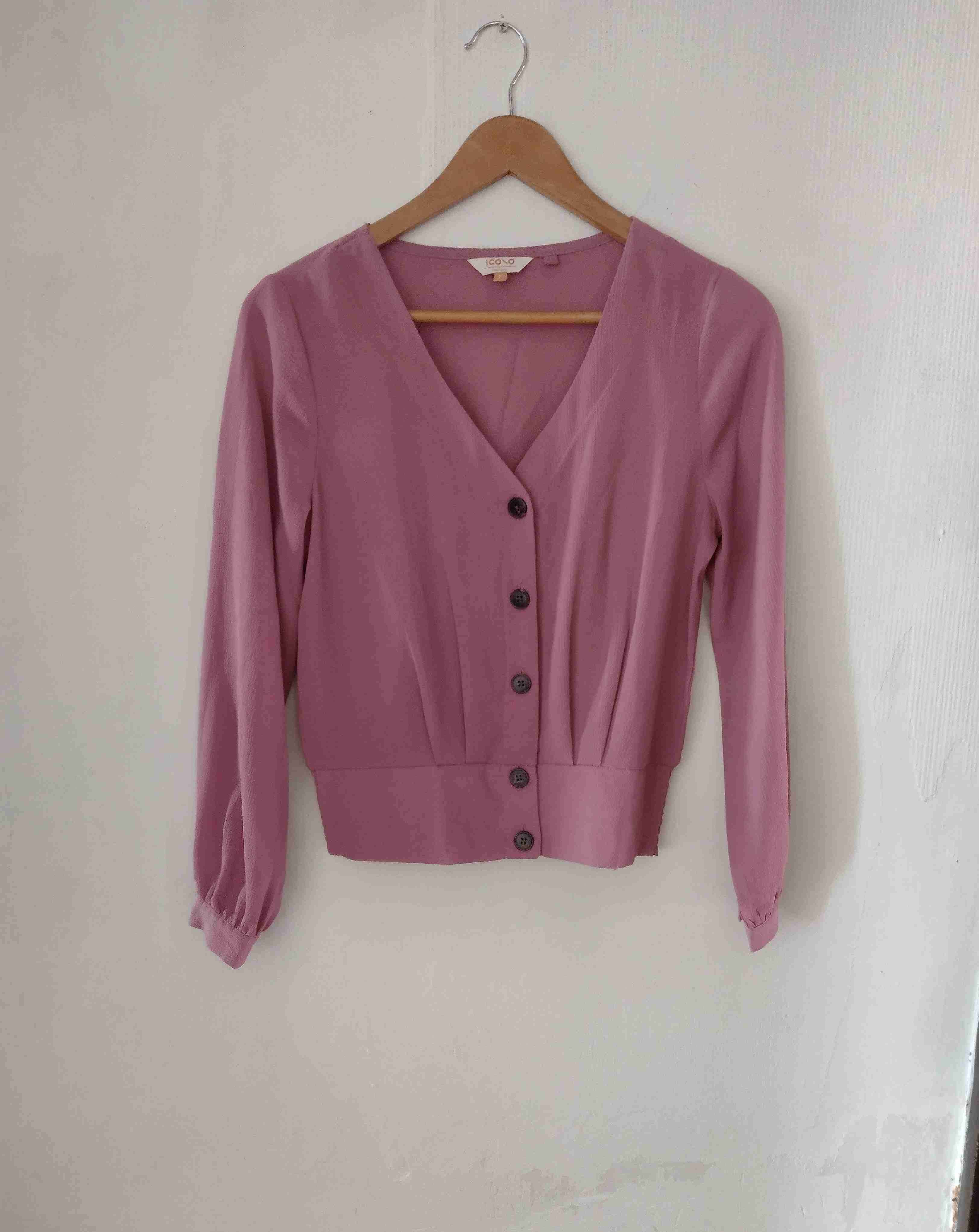Blusa de color rosa con botones
