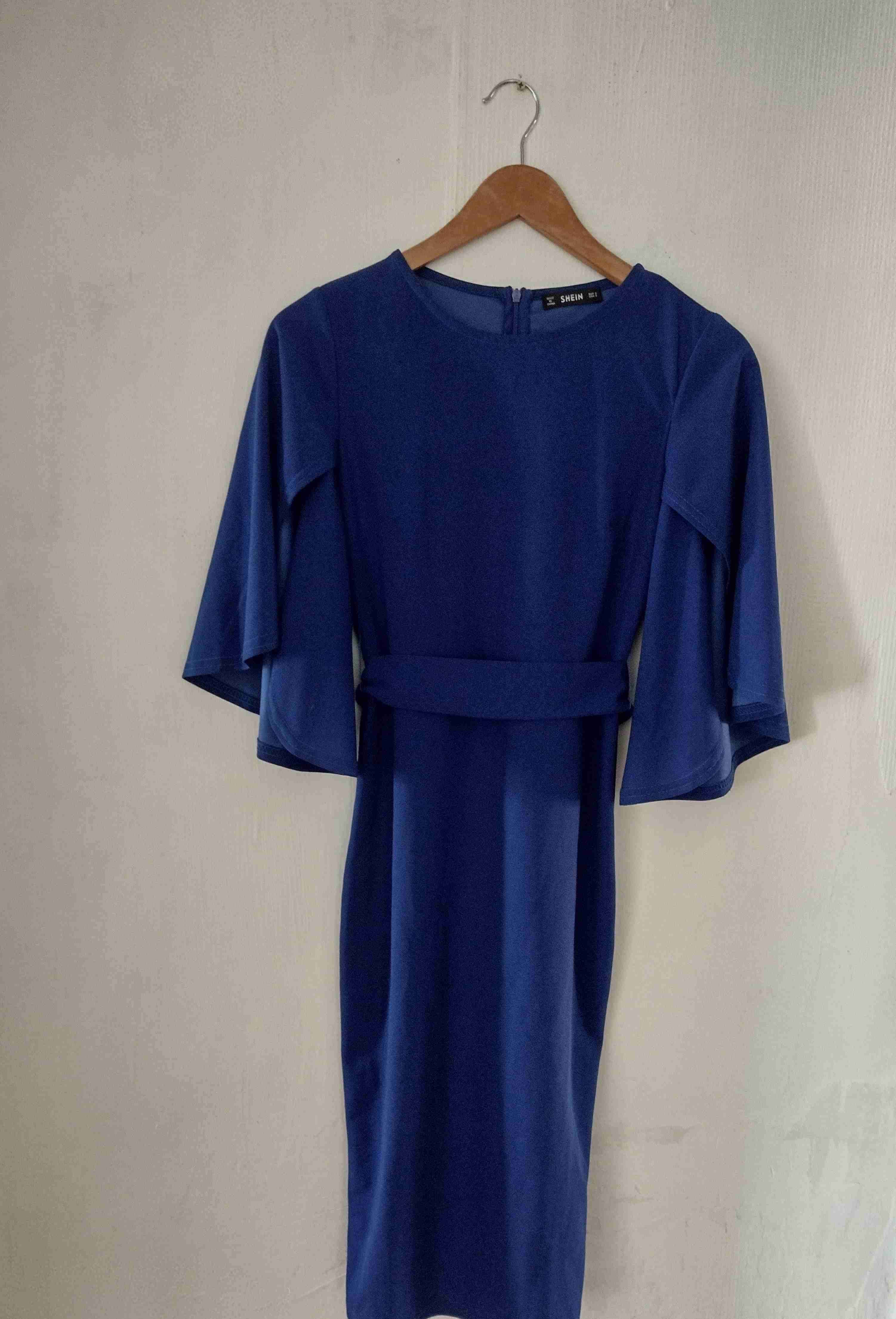 Vestido azul con mangas acampanadas