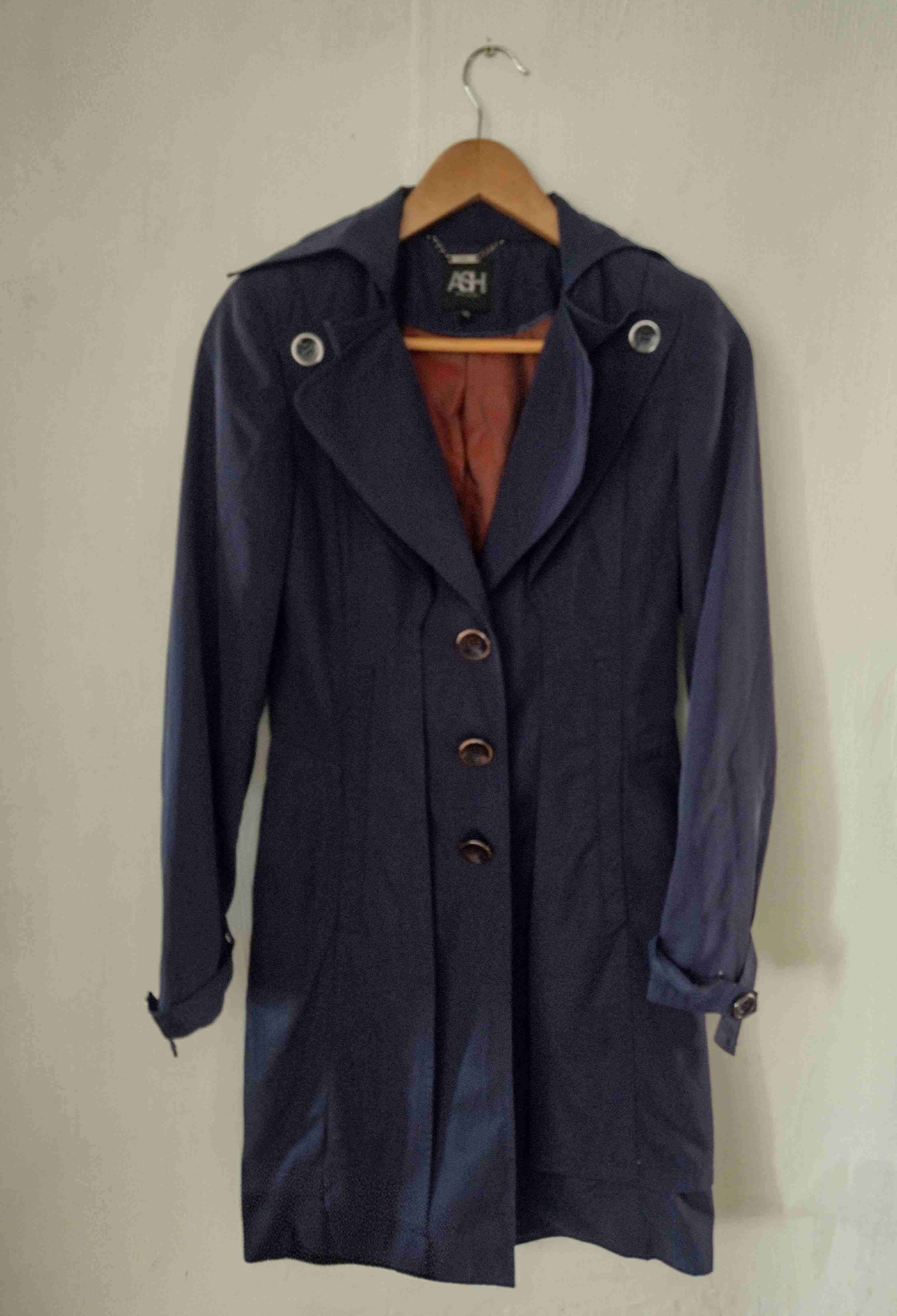 Abrigo azul con botones grandes