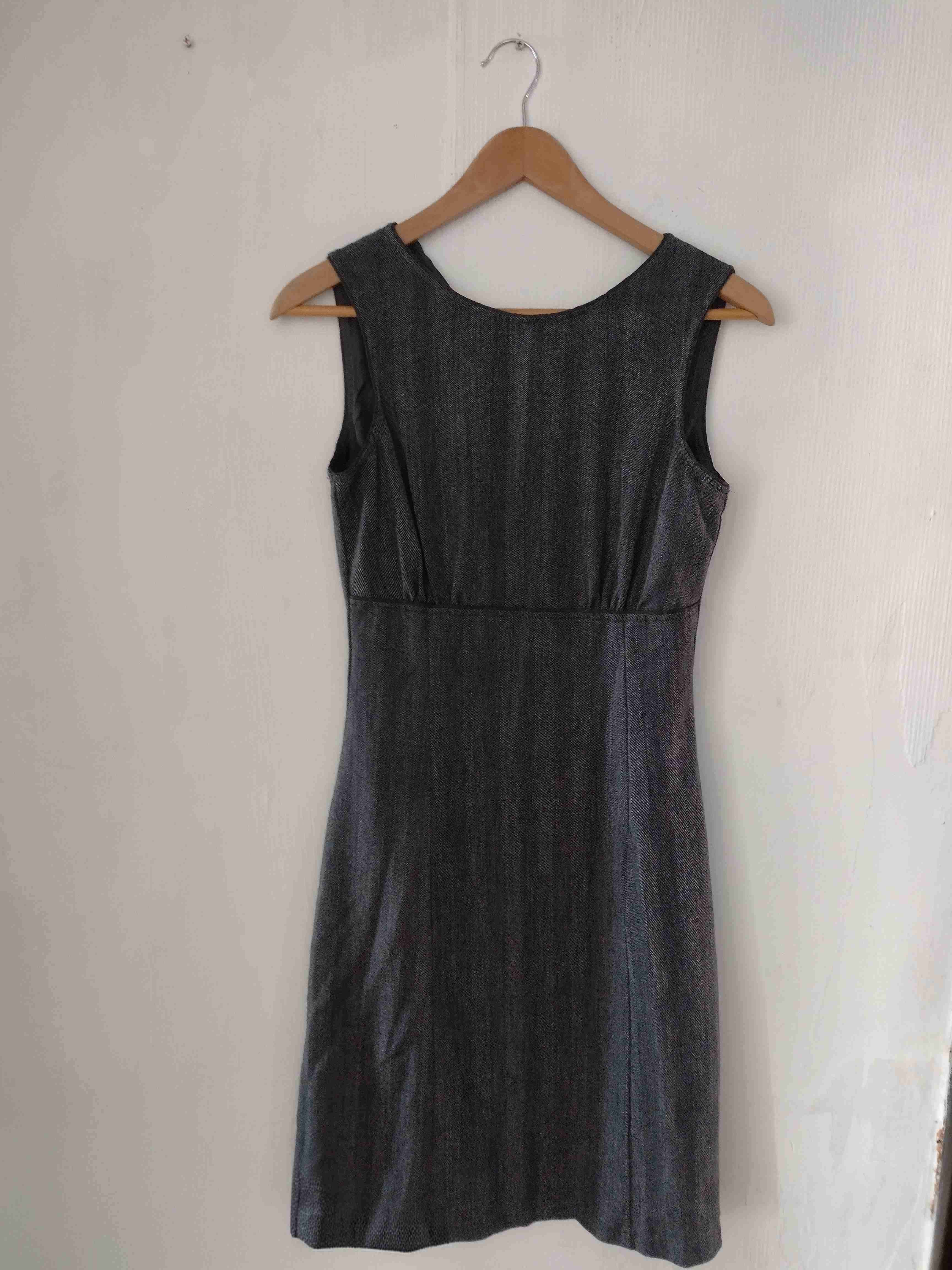 Vestido formal gris sin mangas