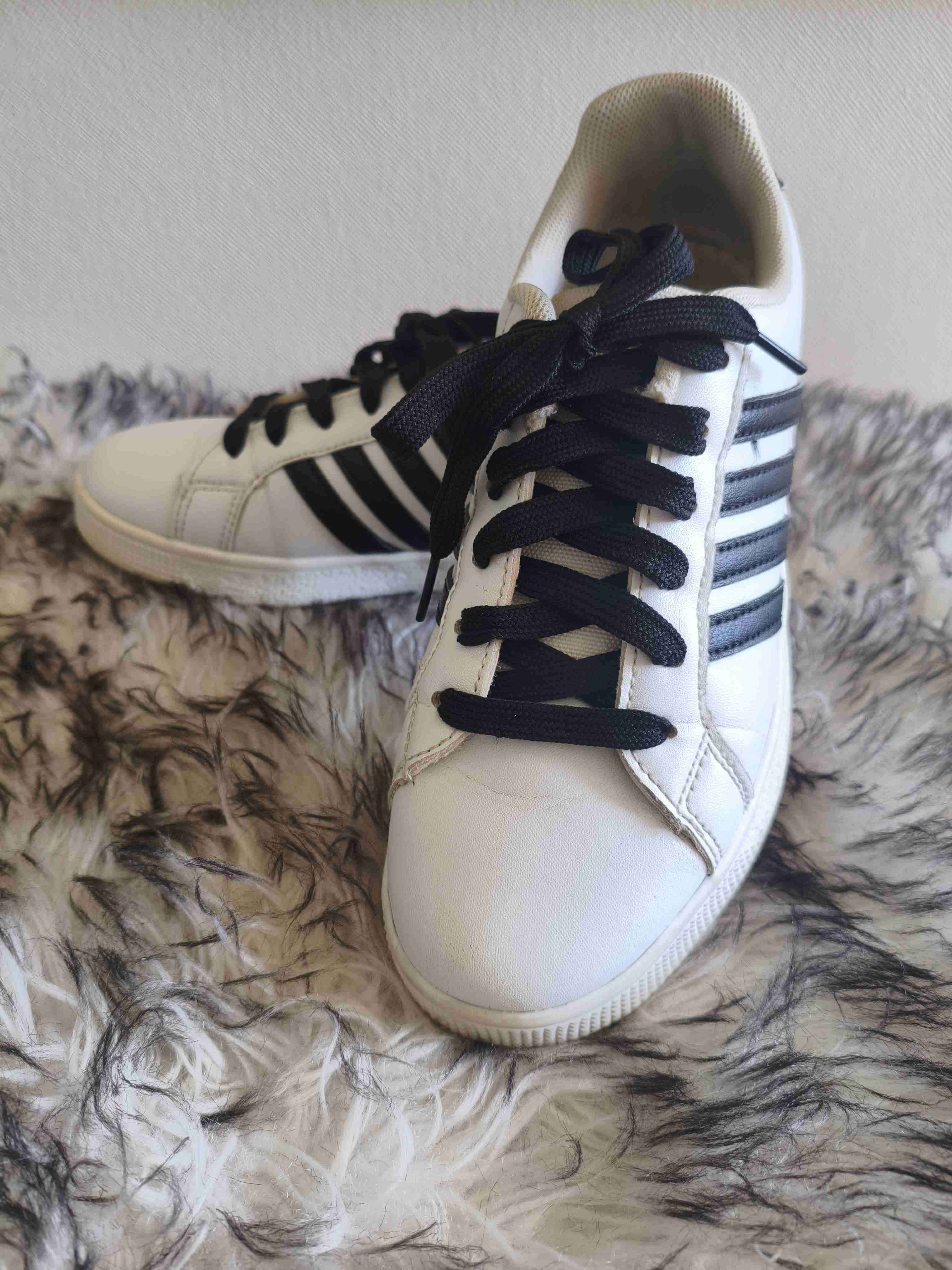 Zapatillas blancas con líneas negras 35