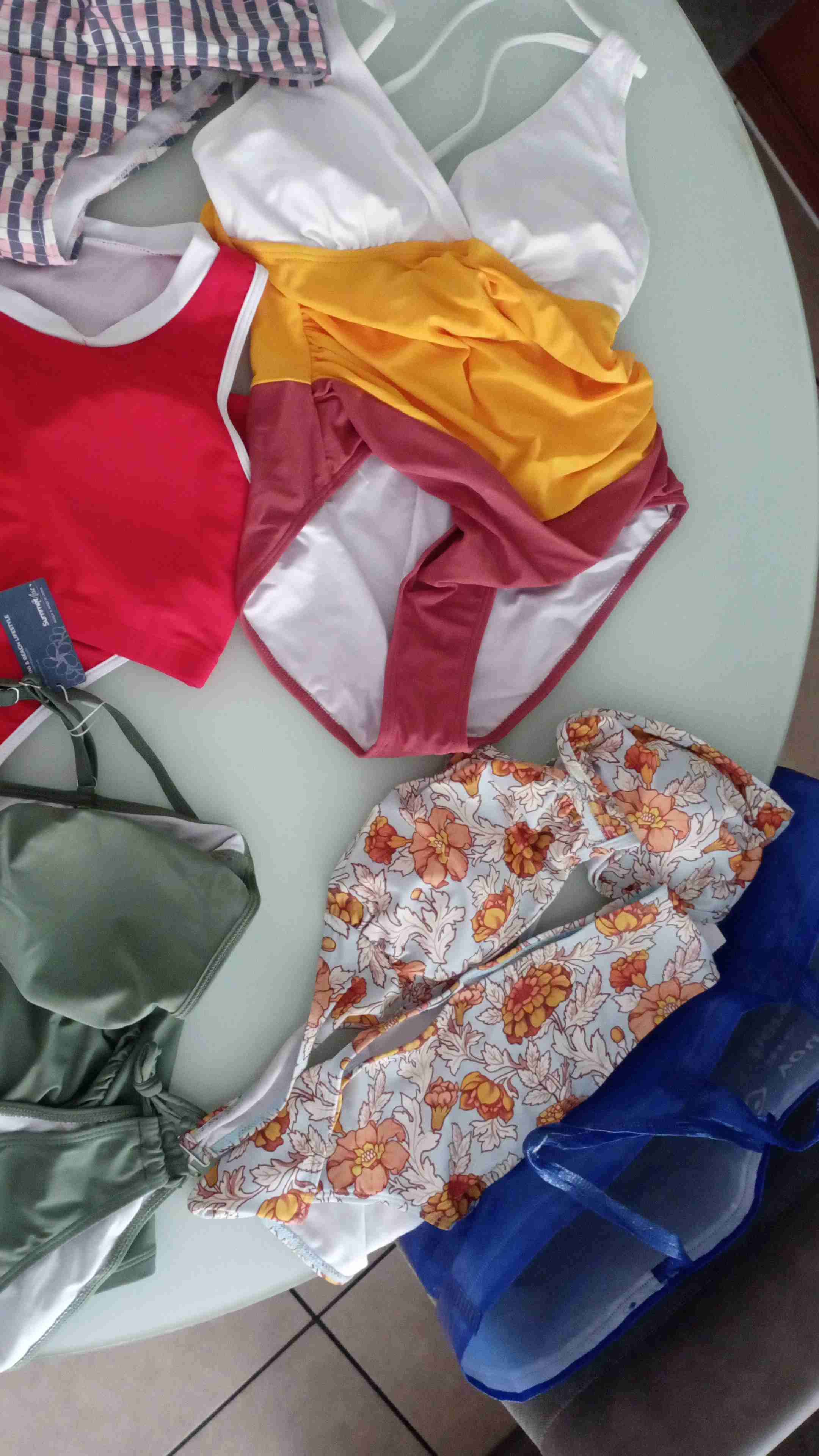 Se vende lote de bikinis y trajes de baño - miniatura 4
