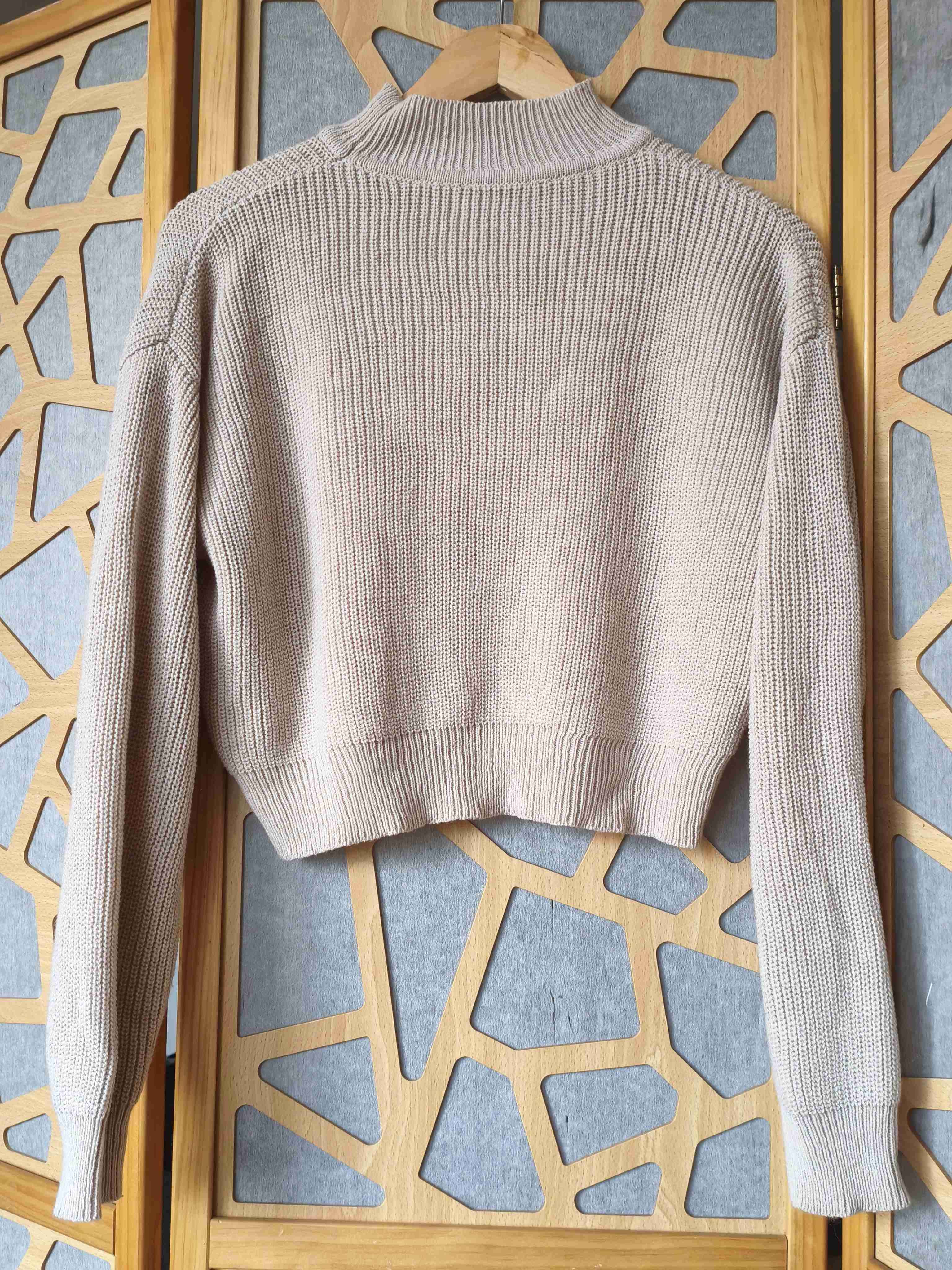 Suéter de cuello alto beige