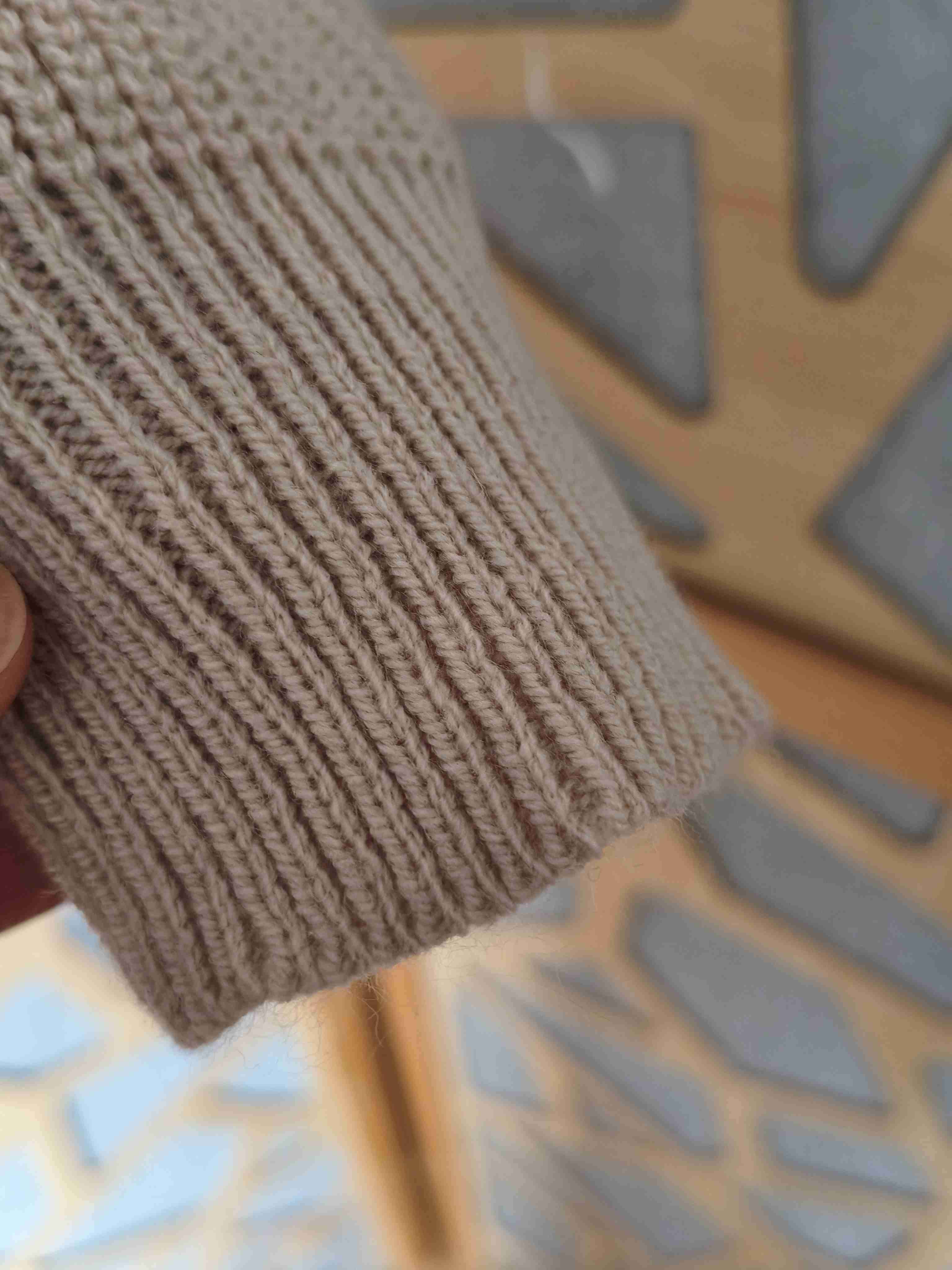 Suéter de cuello alto beige - miniatura 3